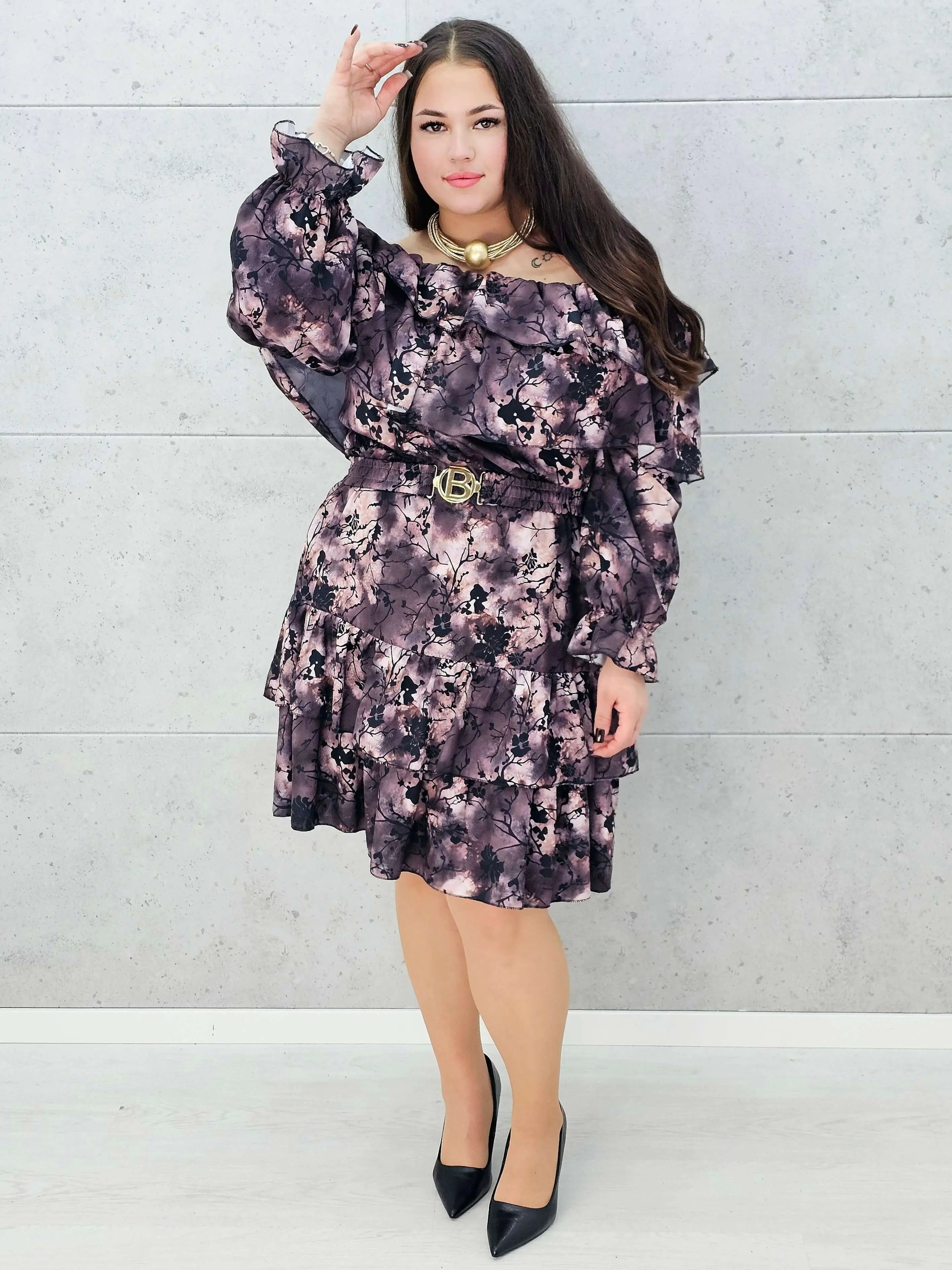 modna sukienka plus size z odkrytymi ramionami – na modelce