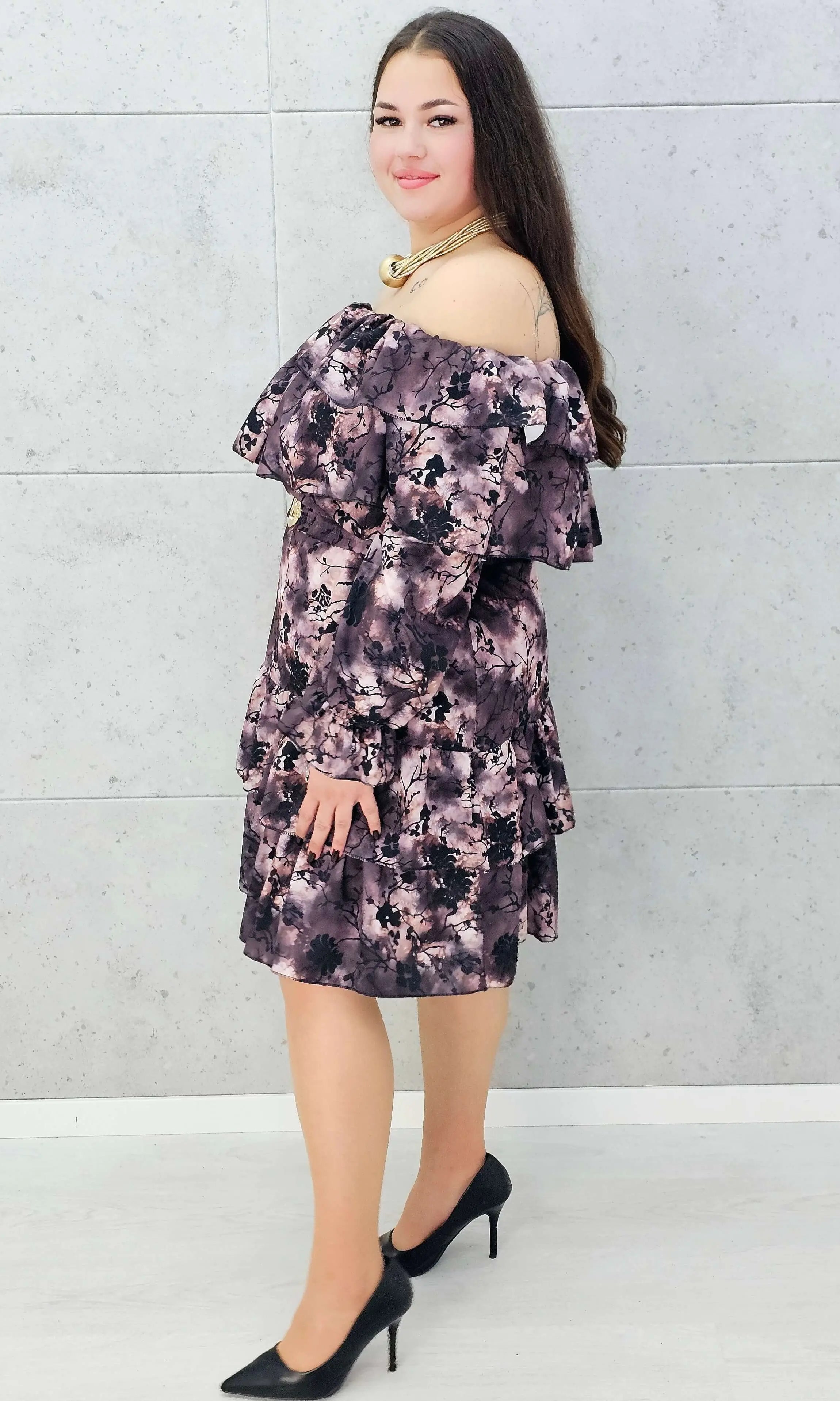 sukienka plus size z falbanami i odkrytymi ramionami w kwiatowy print – bok