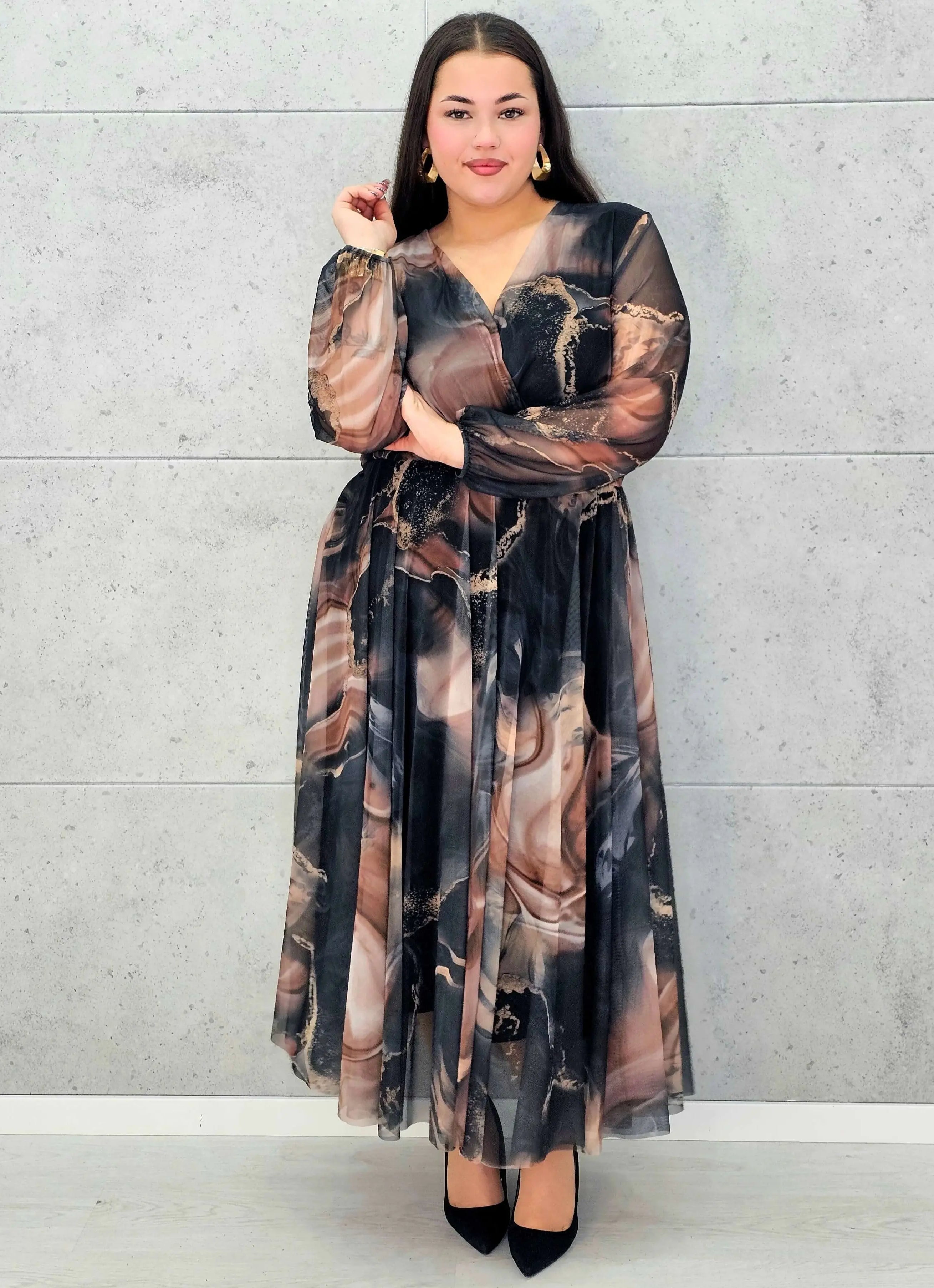 Sukienka plus size z kopertowym dekoltem i printem w odcieniach bordo i czerni – Stylowa elegancja dla kobiet XXL - Stylowa XL