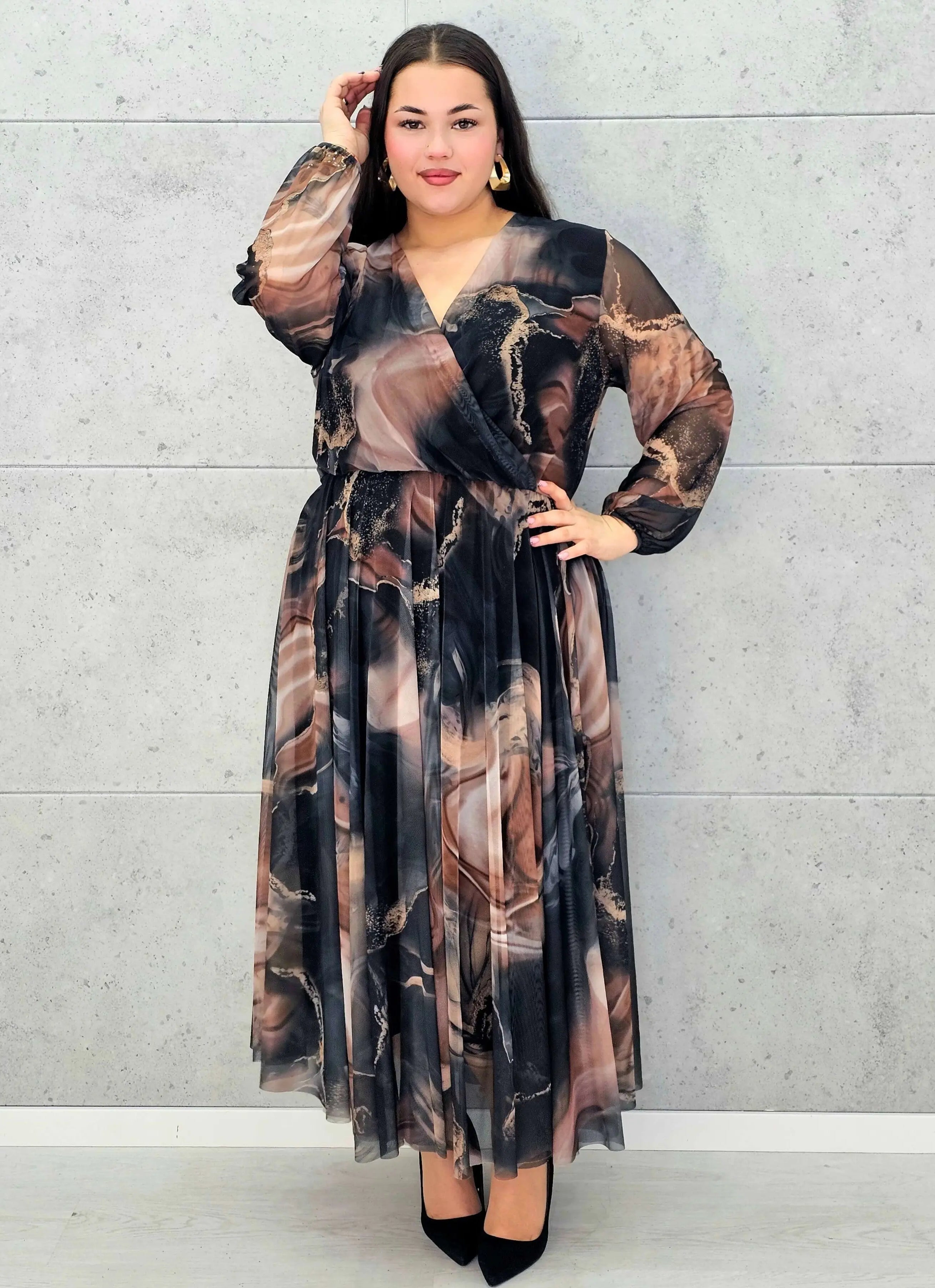 Sukienka plus size z kopertowym dekoltem i printem w odcieniach bordo i czerni – Stylowa elegancja dla kobiet XXL - Stylowa XL
