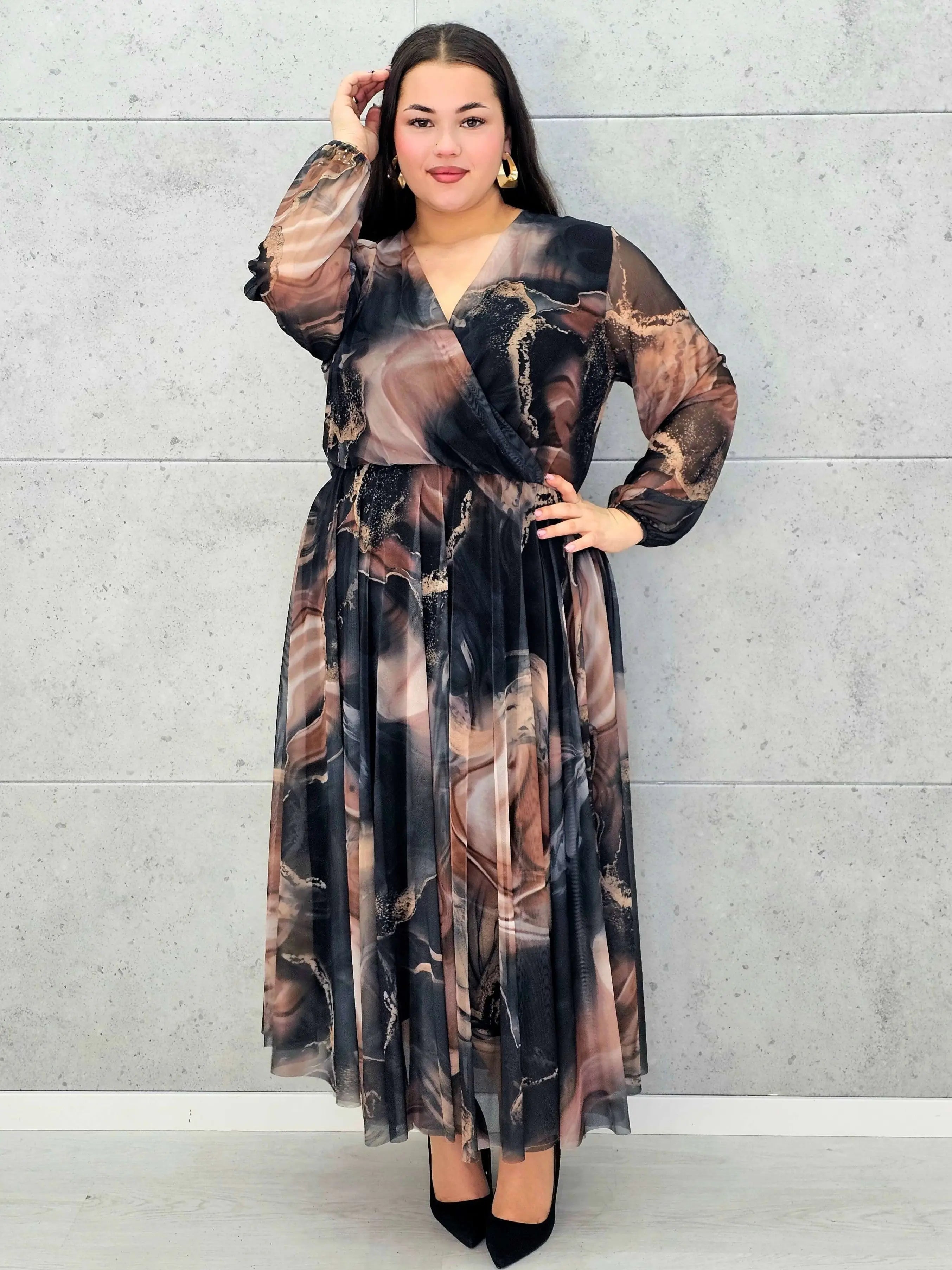 Sukienka plus size z kopertowym dekoltem i printem w odcieniach bordo i czerni – Stylowa elegancja dla kobiet XXL - Stylowa XL