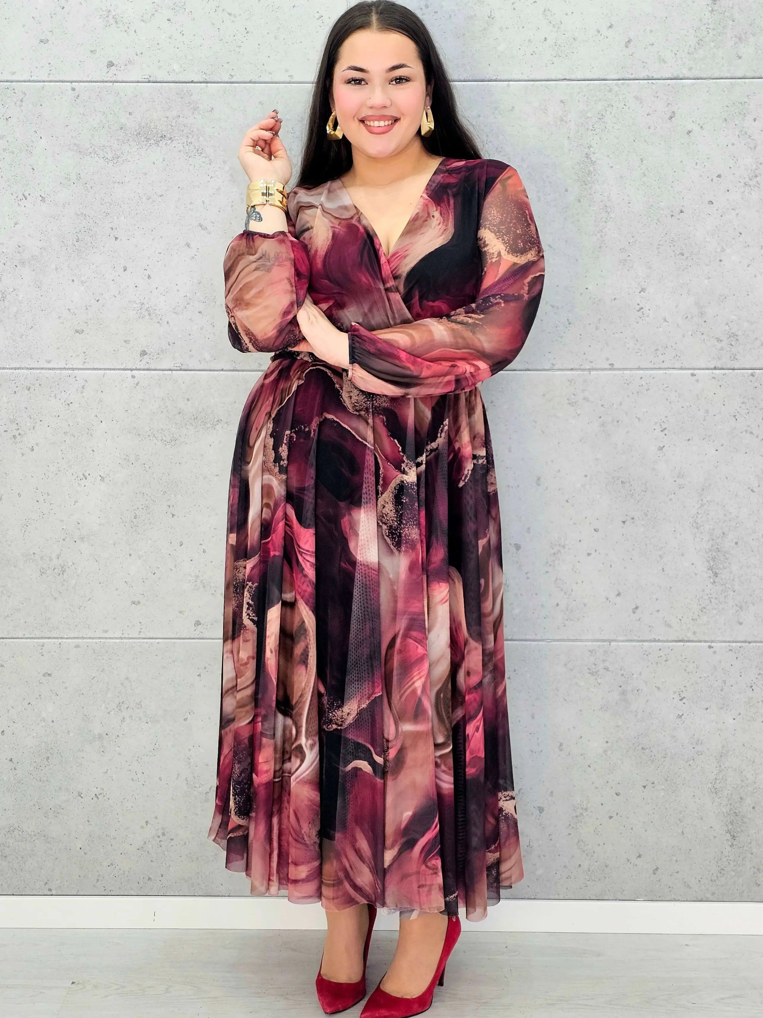 Sukienka plus size z kopertowym dekoltem i printem w odcieniach bordo i czerni – Stylowa elegancja dla kobiet XXL - Stylowa XL