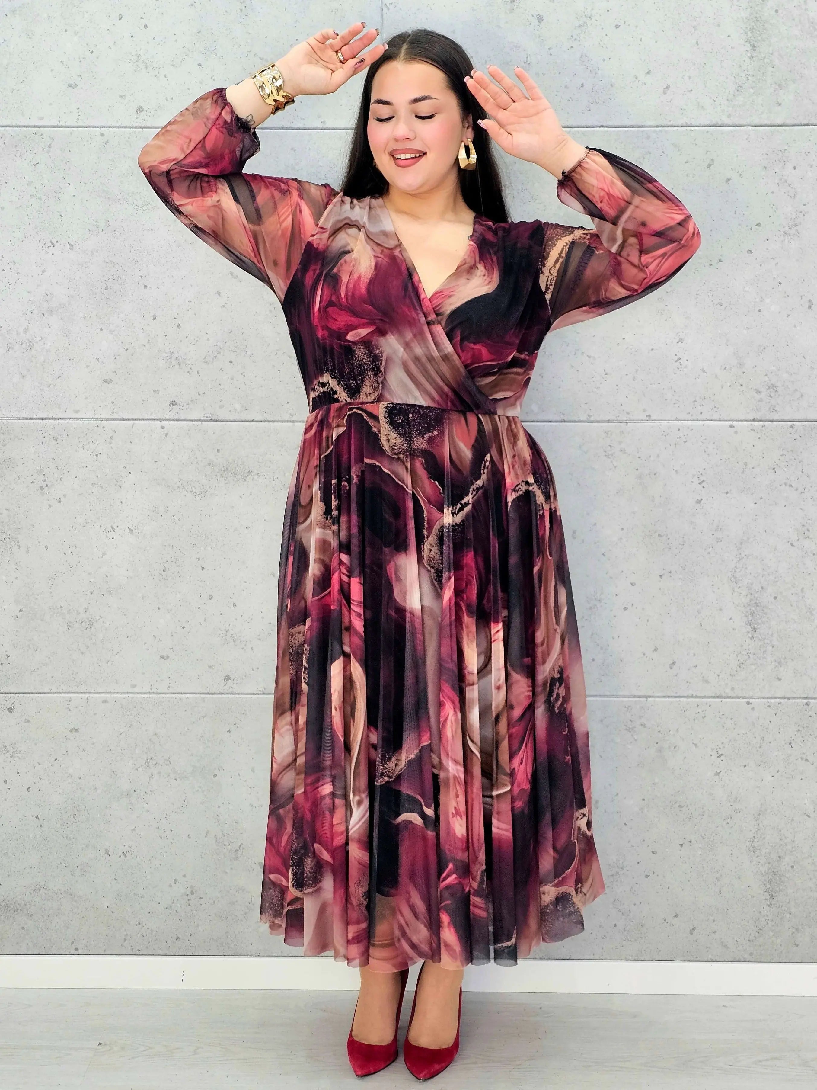 Sukienka plus size z kopertowym dekoltem i printem w odcieniach bordo i czerni – Stylowa elegancja dla kobiet XXL - Stylowa XL
