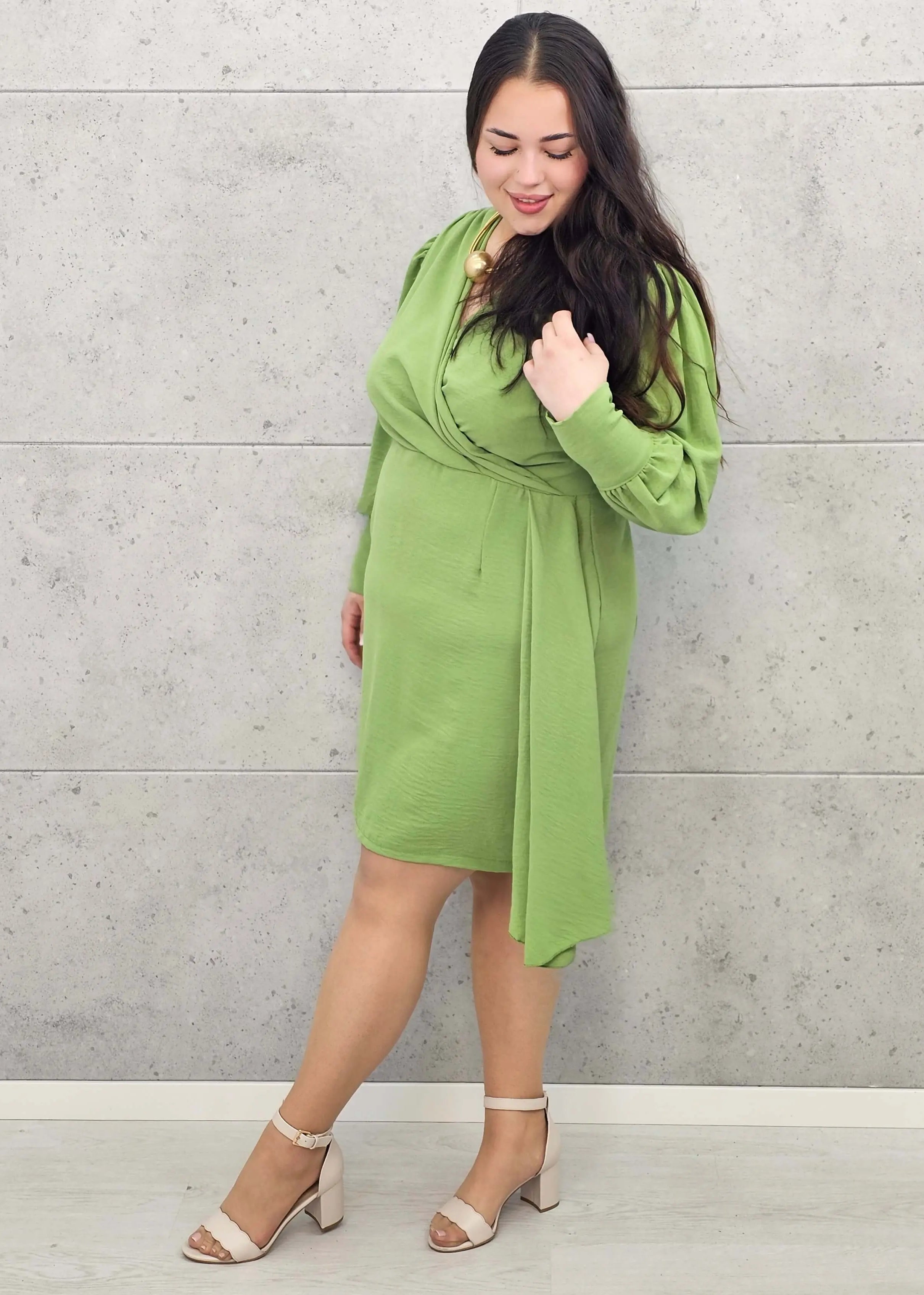 Sukienka plus size z kopertowym dekoltem i wiązaniem – elegancja i kobiecość w wersji XL Stylowa XL