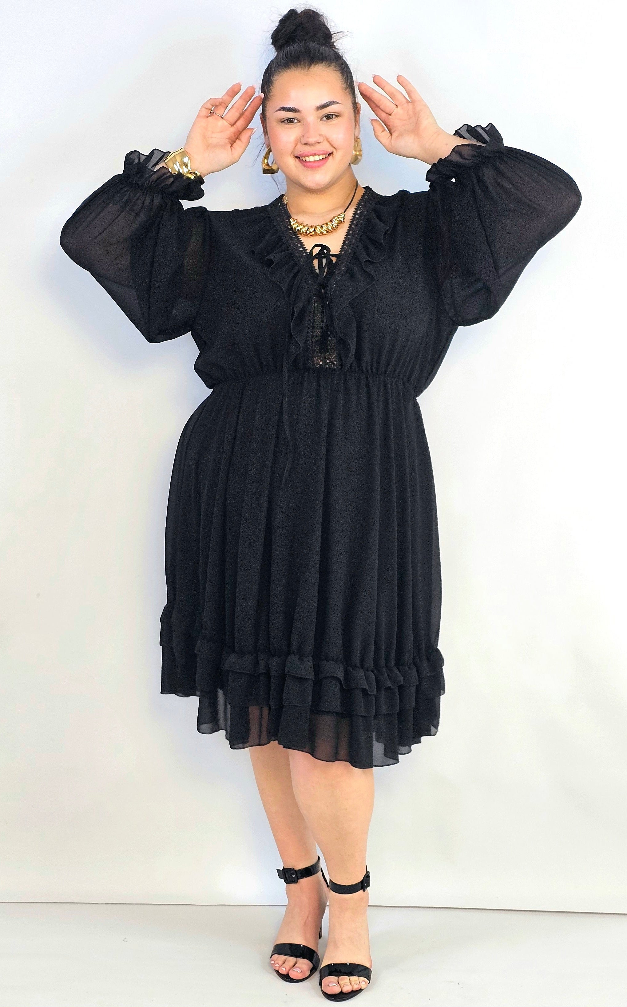 Sukienka plus size z koronkowym dekoltem i falbaną – elegancka lekkość XXL Stylowa XL