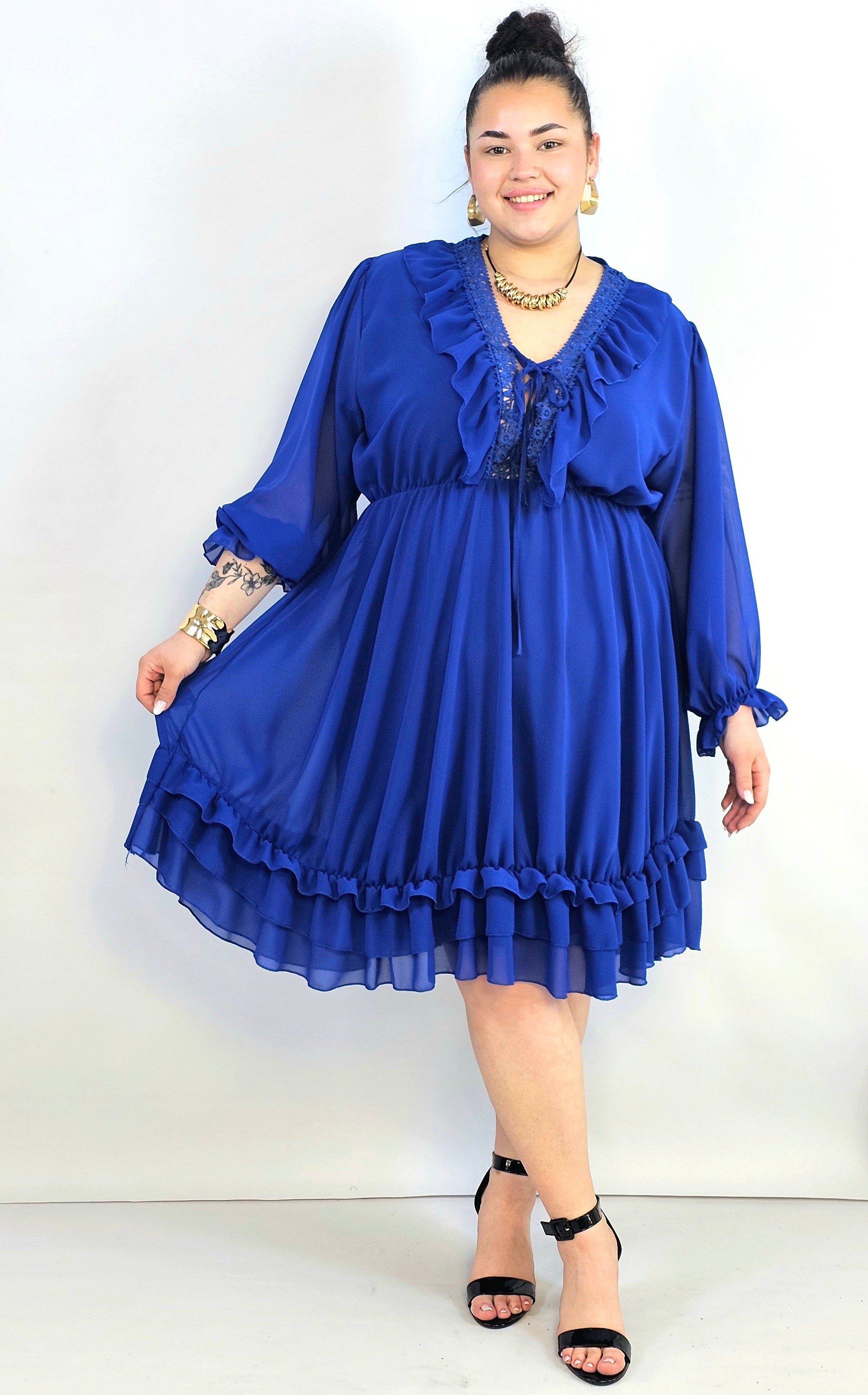 Sukienka plus size z koronkowym dekoltem i falbaną – elegancka lekkość XXL Stylowa XL