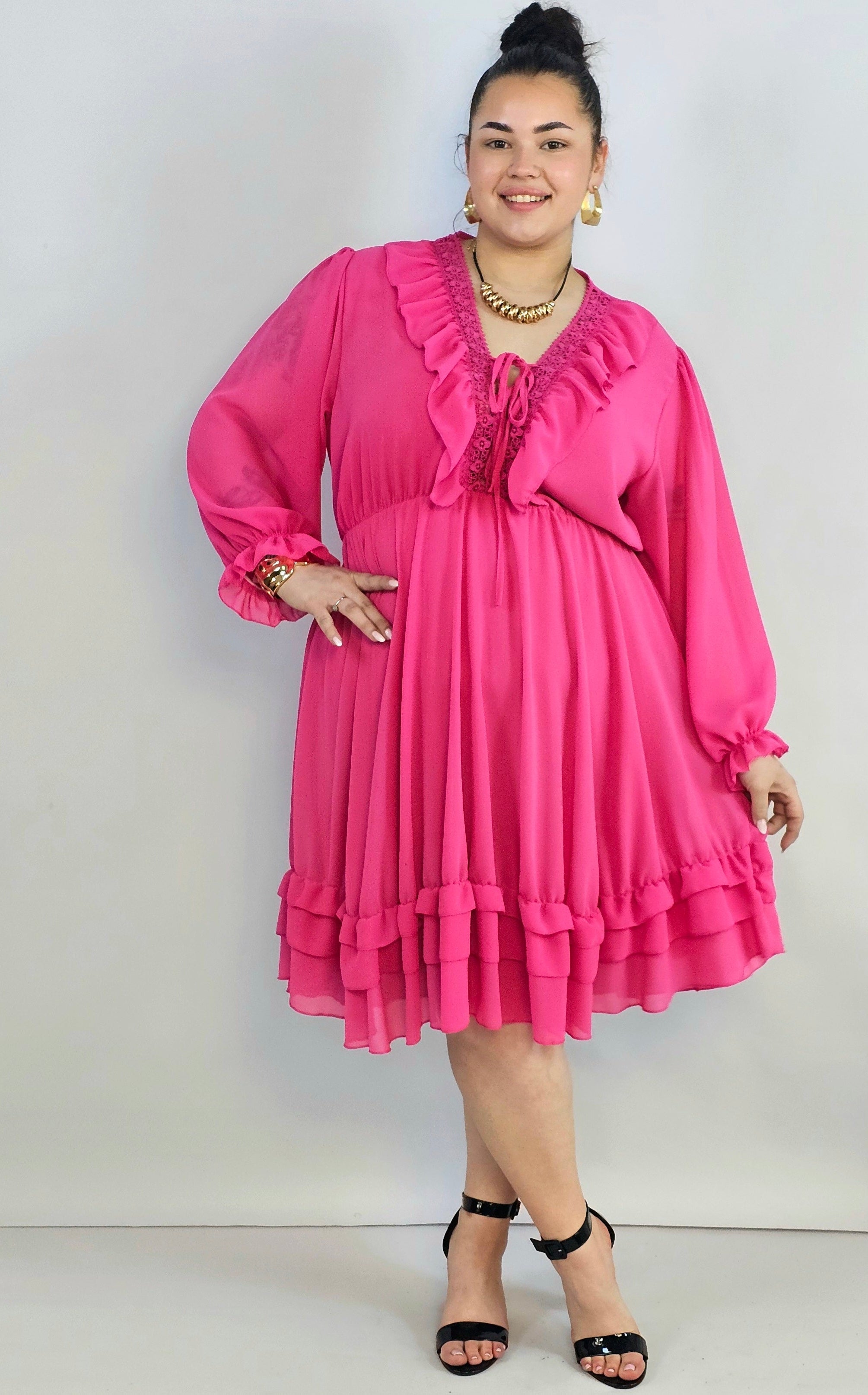 Sukienka plus size z koronkowym dekoltem i falbaną – elegancka lekkość XXL Stylowa XL