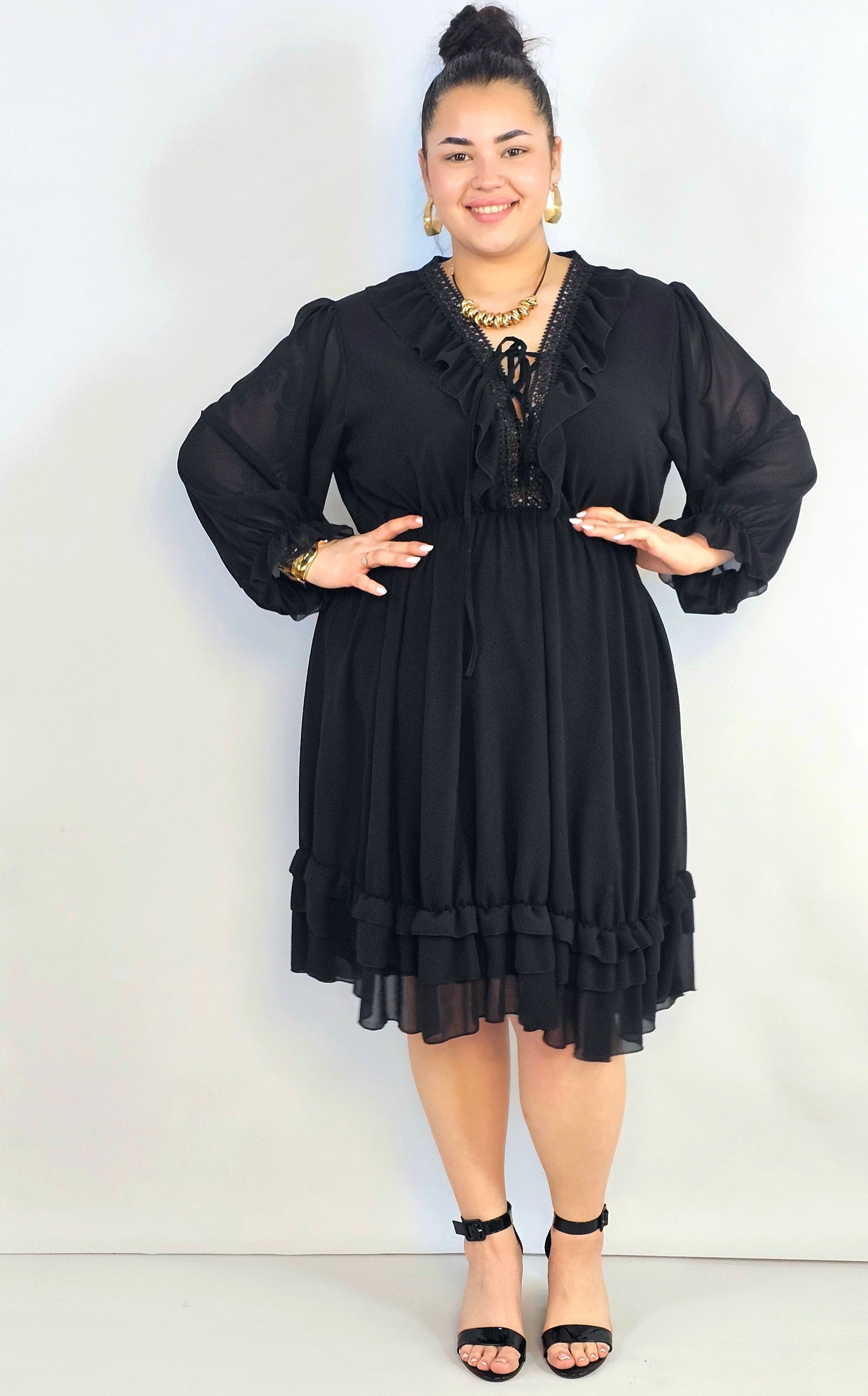 Sukienka plus size z koronkowym dekoltem i falbaną – elegancka lekkość XXL Stylowa XL