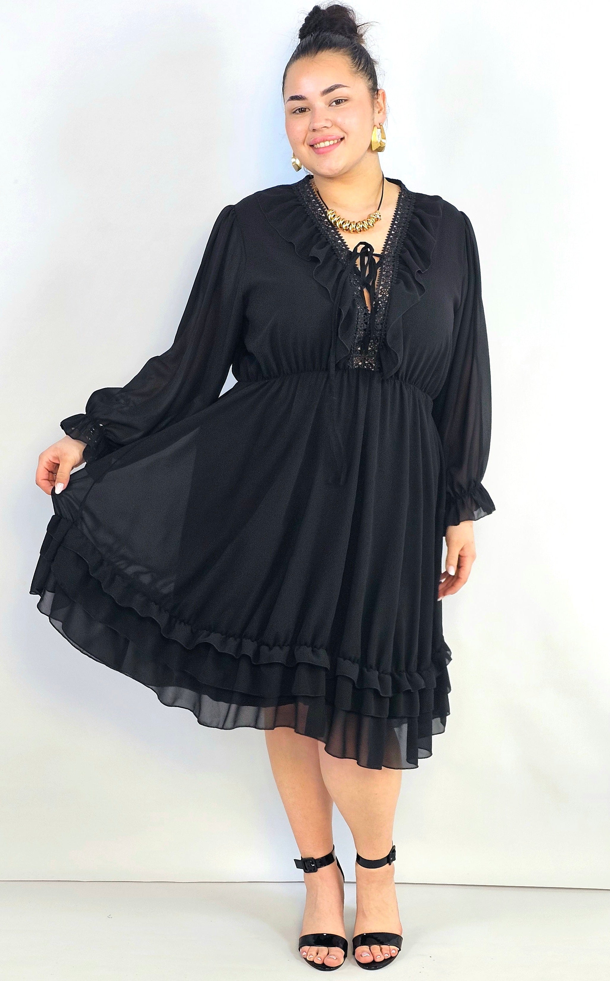 Sukienka plus size z koronkowym dekoltem i falbaną – elegancka lekkość XXL Stylowa XL