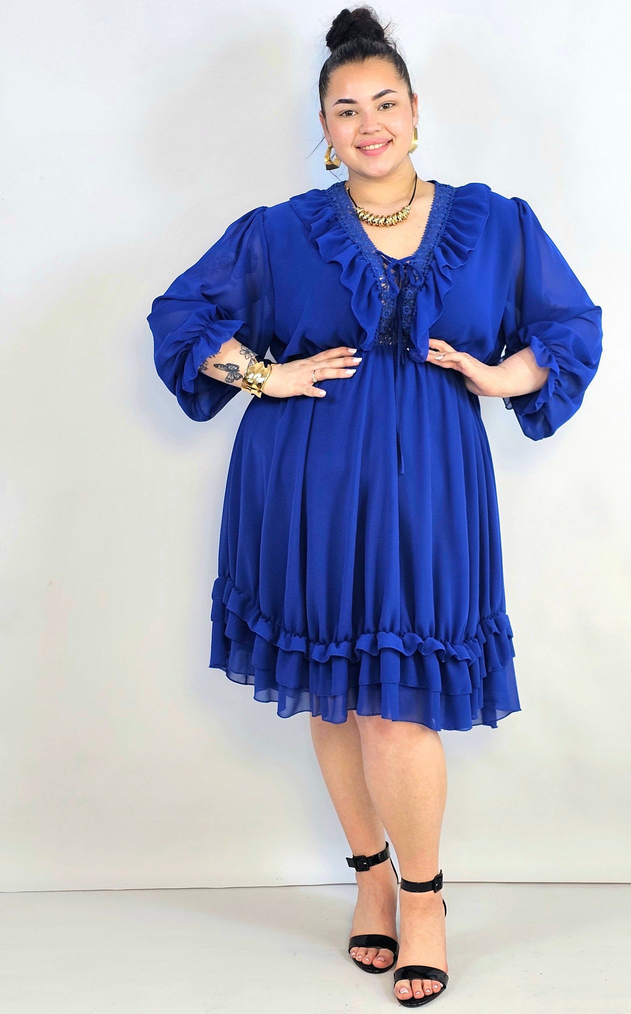 Sukienka plus size z koronkowym dekoltem i falbaną – elegancka lekkość XXL Stylowa XL