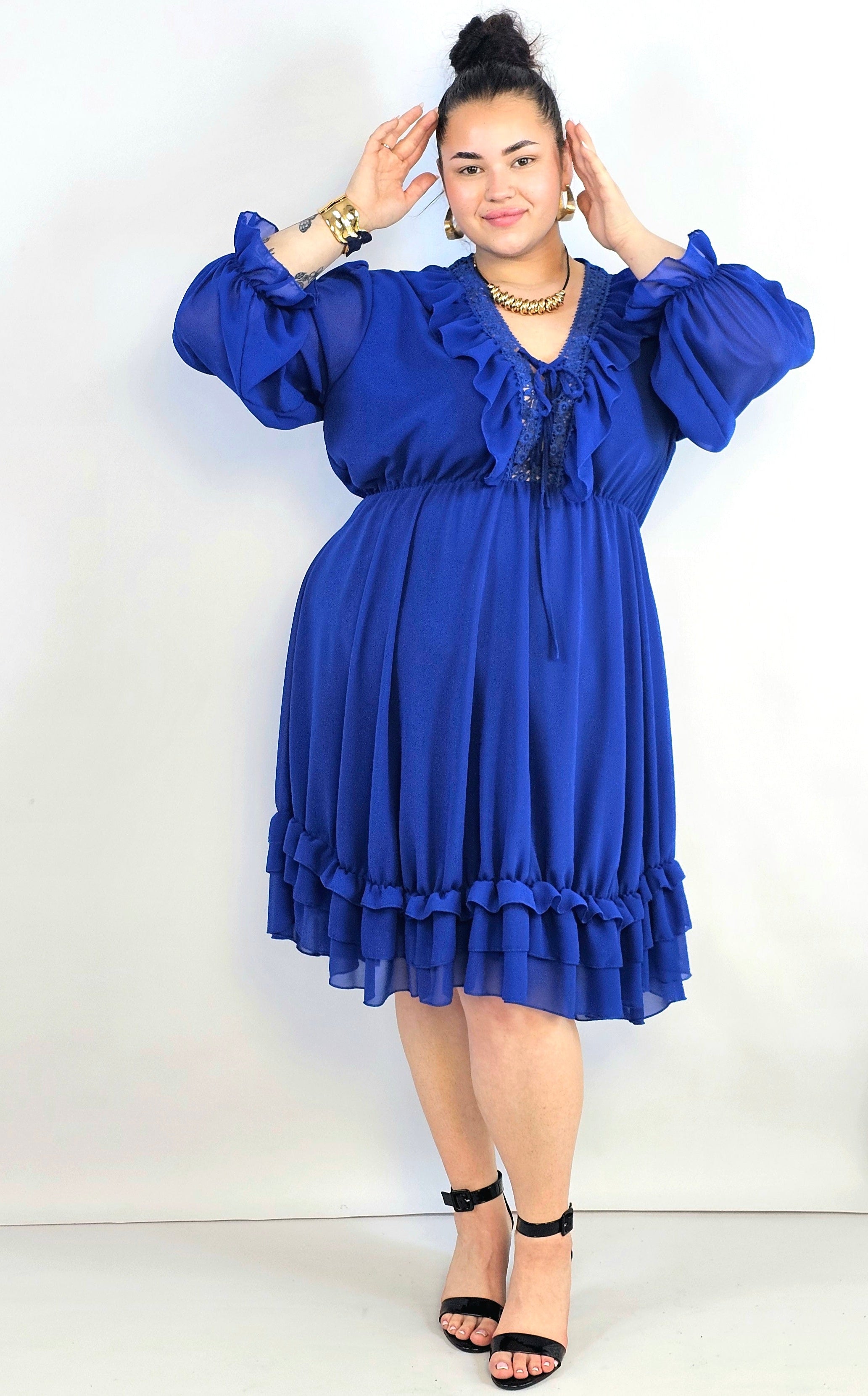 Sukienka plus size z koronkowym dekoltem i falbaną – elegancka lekkość XXL Stylowa XL