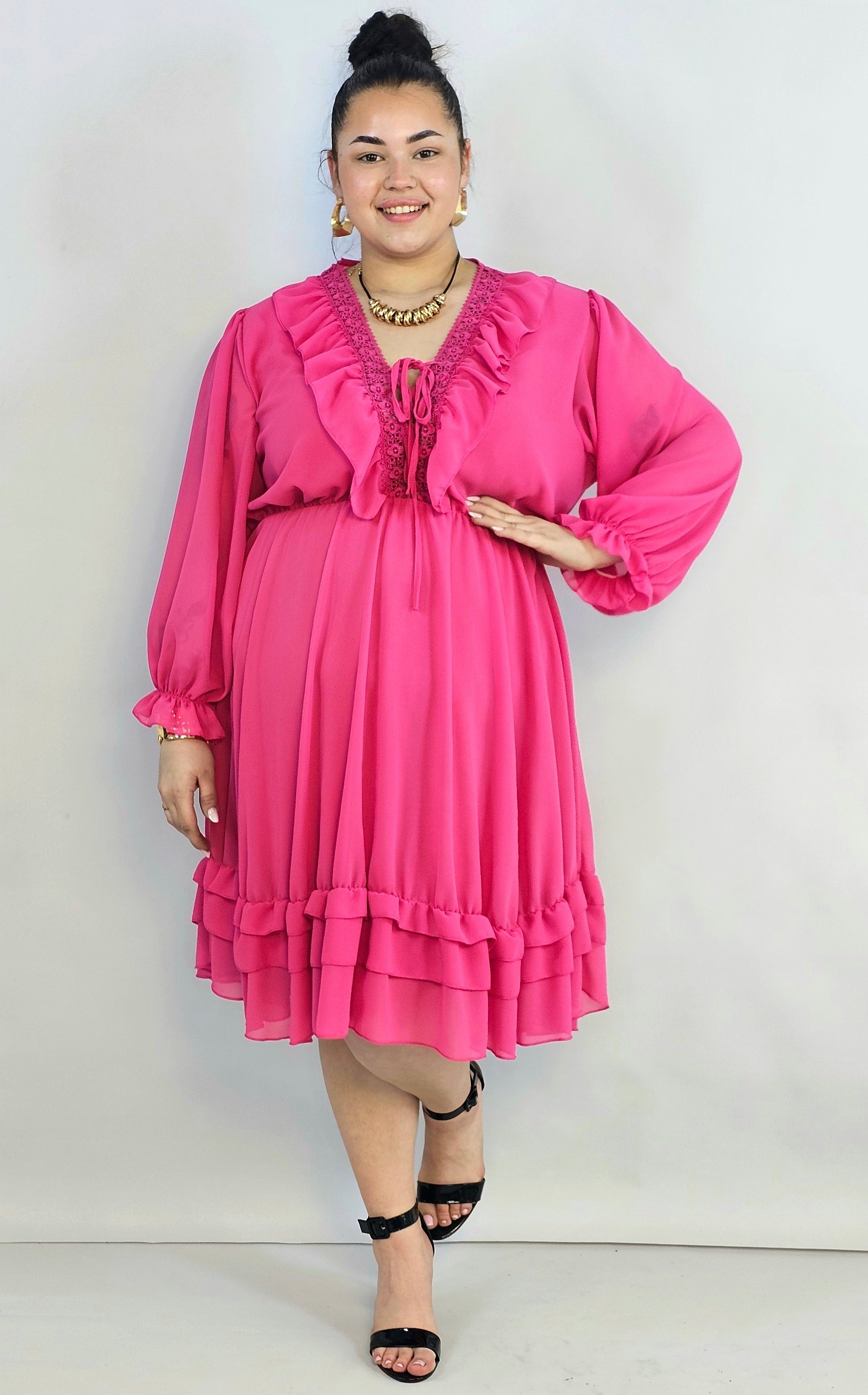 Sukienka plus size z koronkowym dekoltem i falbaną – elegancka lekkość XXL Stylowa XL