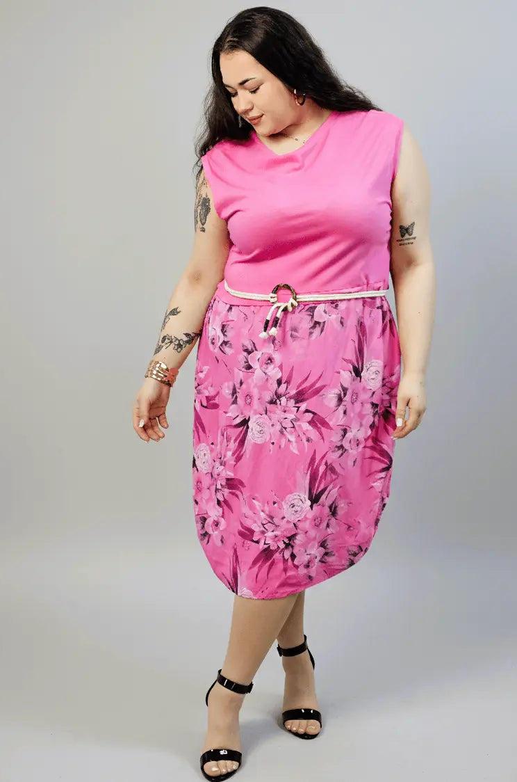 Sukienka plus size z kwiatowym dołem i paskiem w talii Stylowa XL