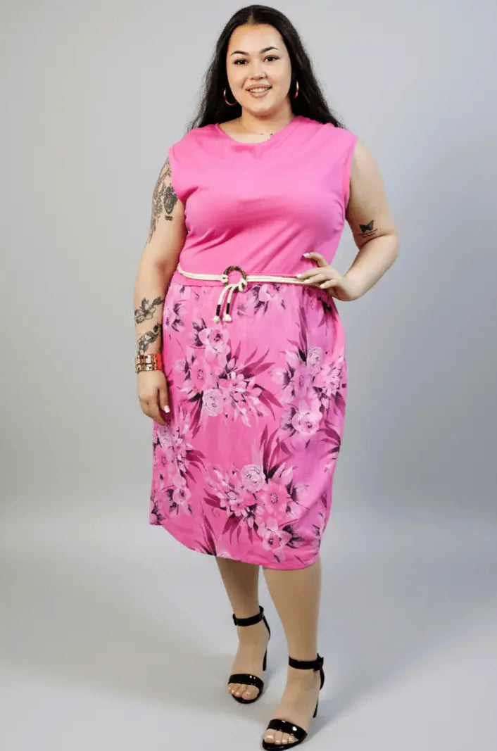 Sukienka plus size z kwiatowym dołem i paskiem w talii Stylowa XL