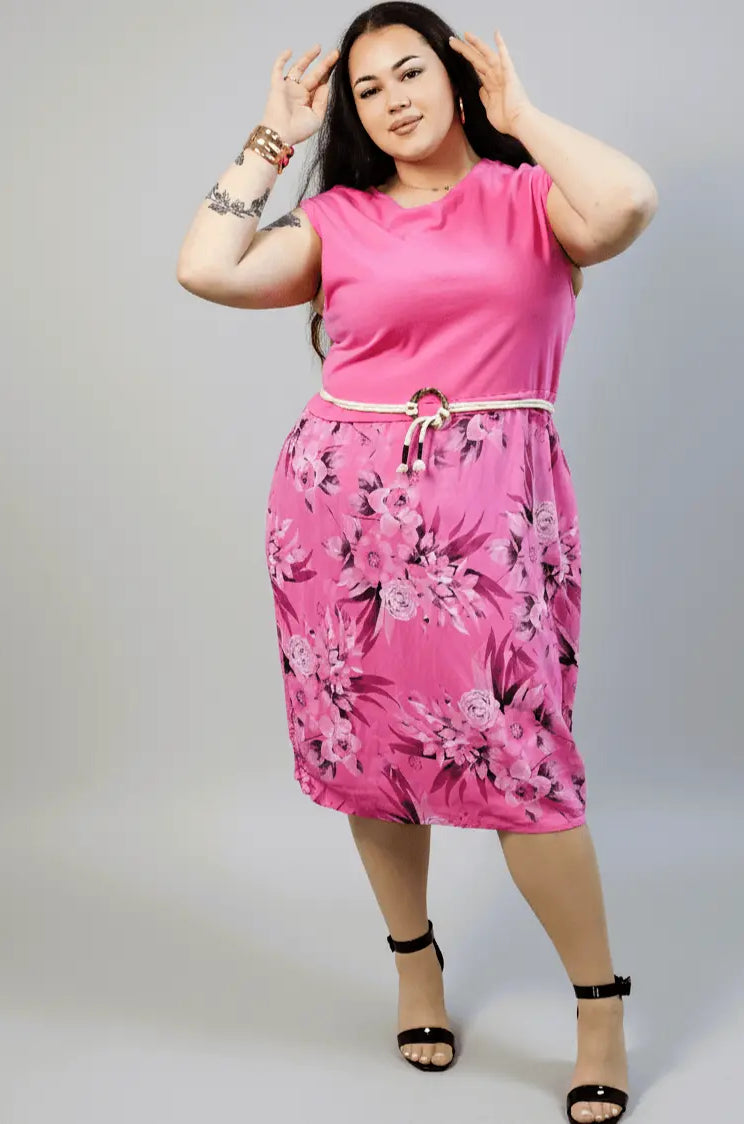 Sukienka plus size z kwiatowym dołem i paskiem w talii Stylowa XL