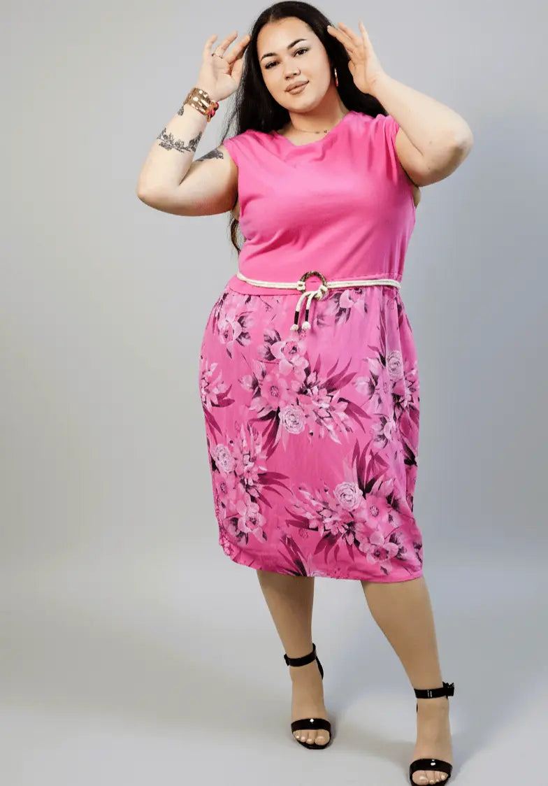 Sukienka plus size z kwiatowym dołem i paskiem w talii Stylowa XL