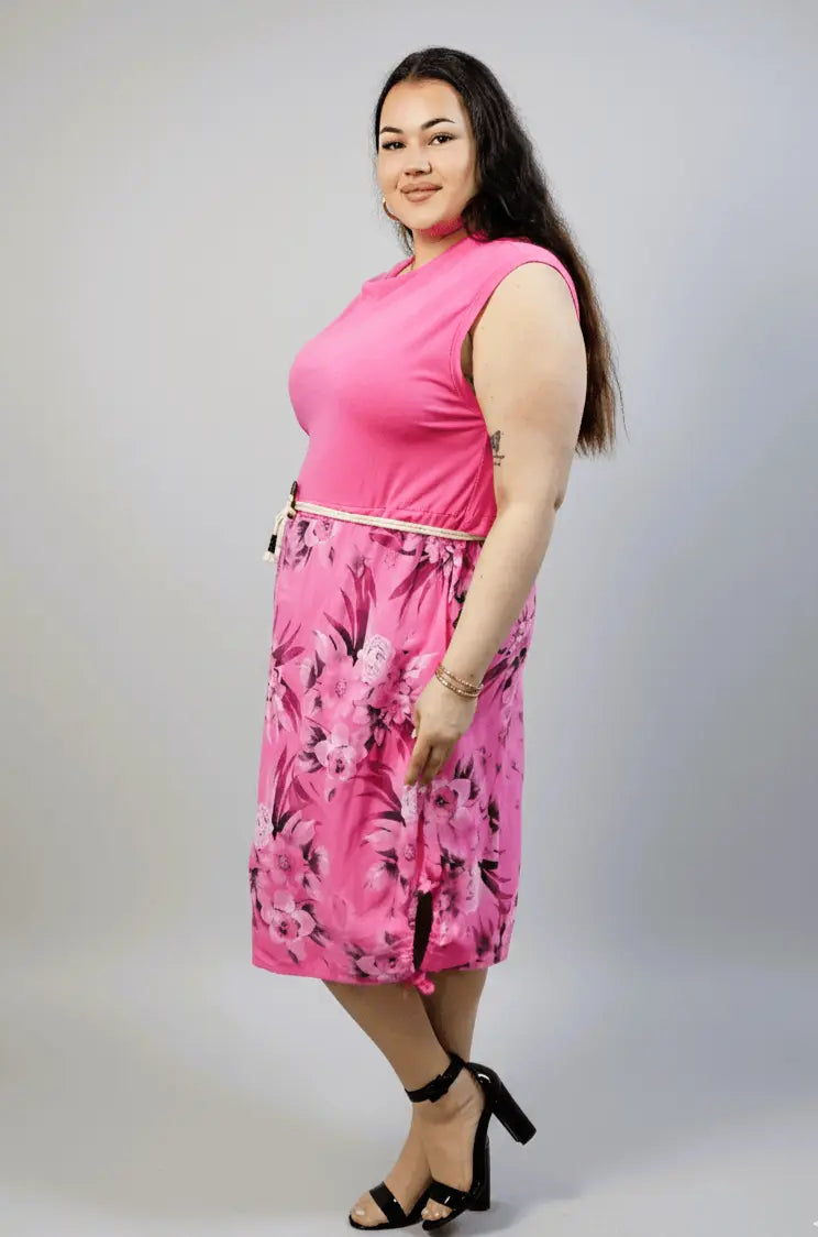 Sukienka plus size z kwiatowym dołem i paskiem w talii Stylowa XL
