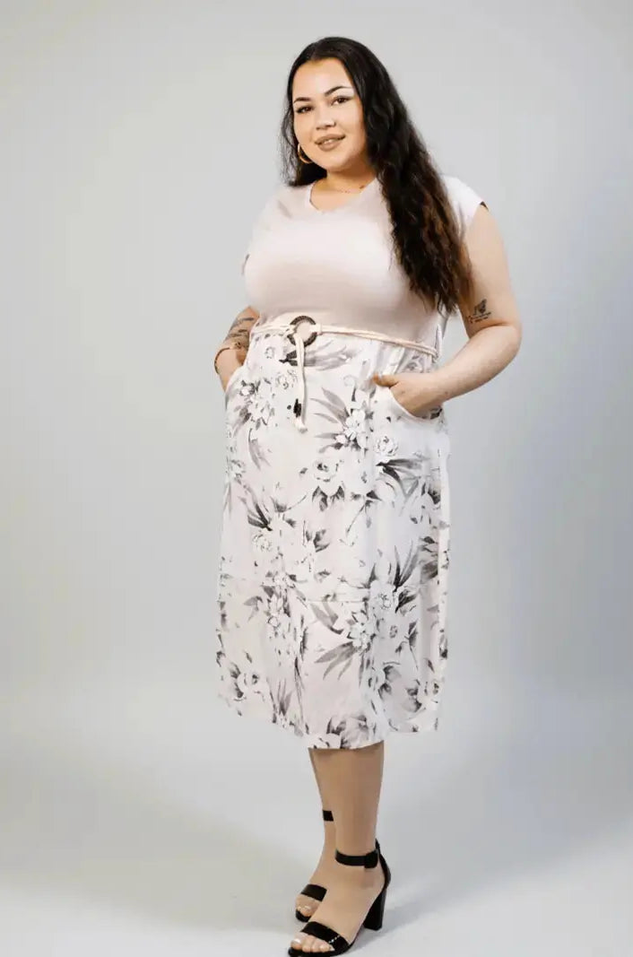 Sukienka plus size z kwiatowym dołem i paskiem w talii Stylowa XL
