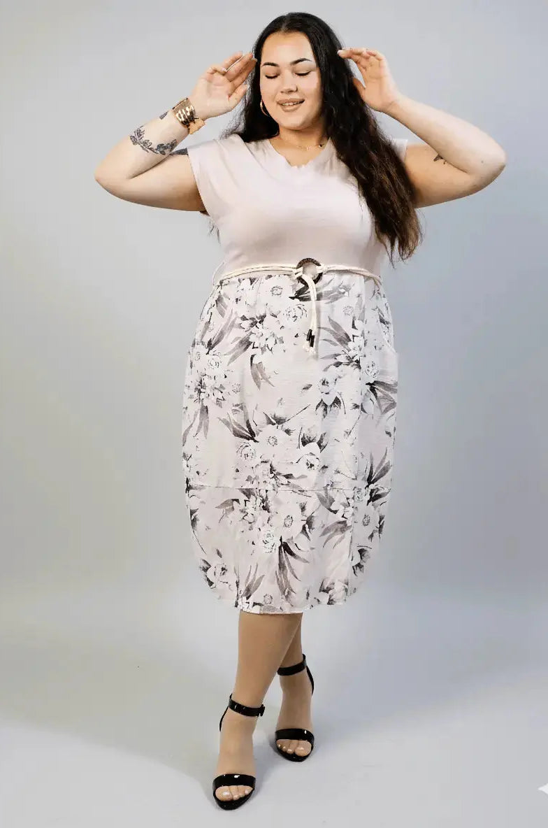Sukienka plus size z kwiatowym dołem i paskiem w talii Stylowa XL