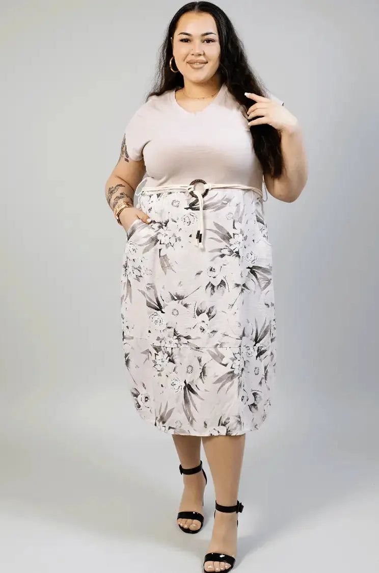 Sukienka plus size z kwiatowym dołem i paskiem w talii Stylowa XL