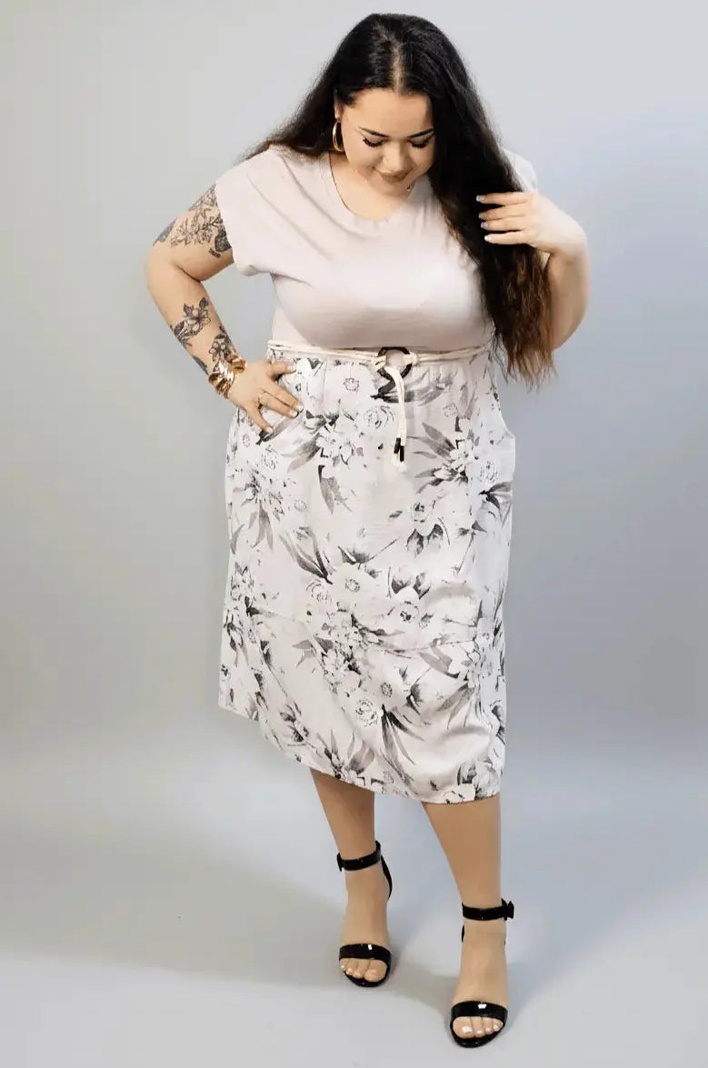 Sukienka plus size z kwiatowym dołem i paskiem w talii Stylowa XL