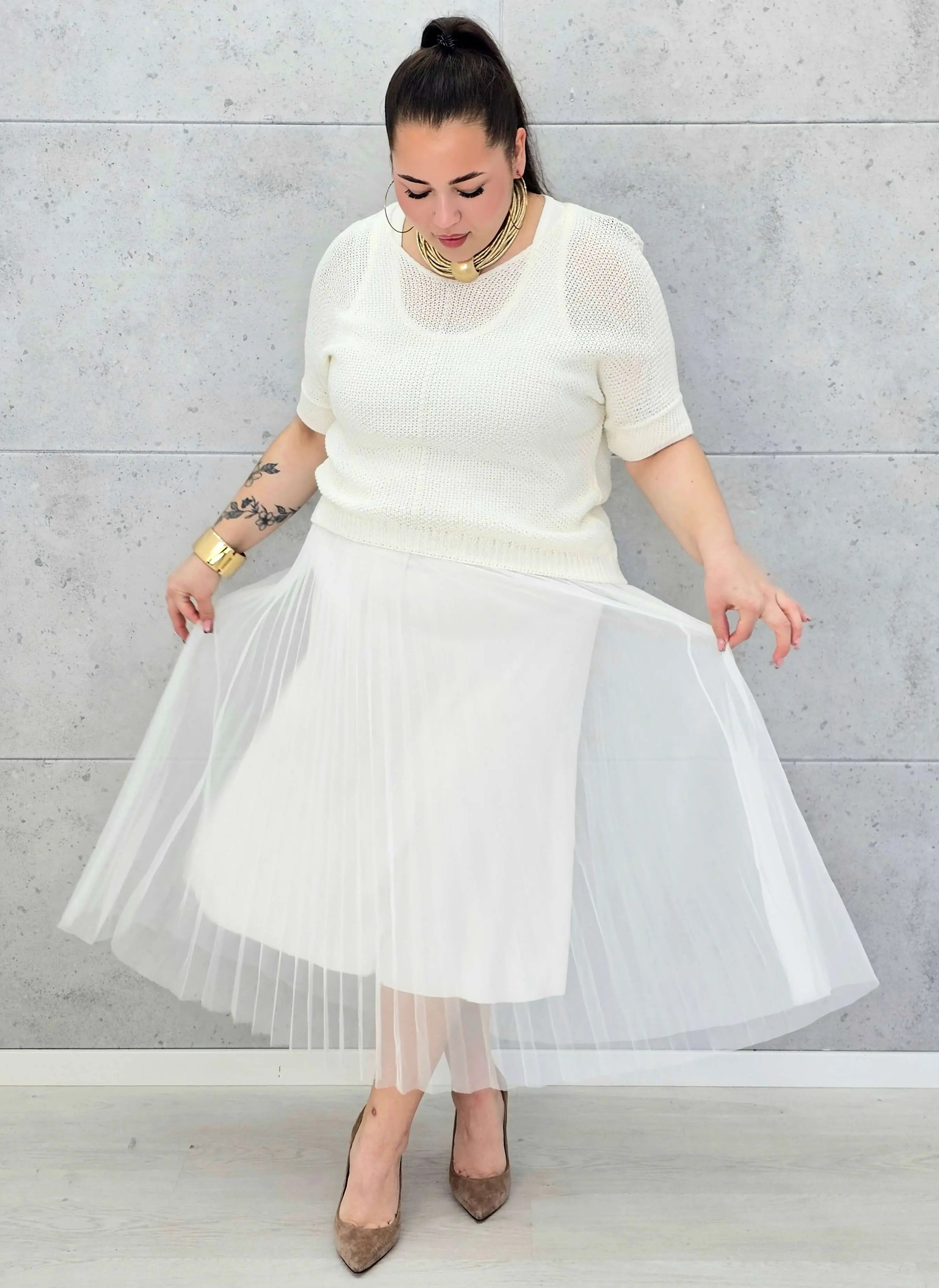 Sukienka plus size z lekką plisowaną spódnicą w eleganckiej bieli — Stylowa XL Stylowa XL