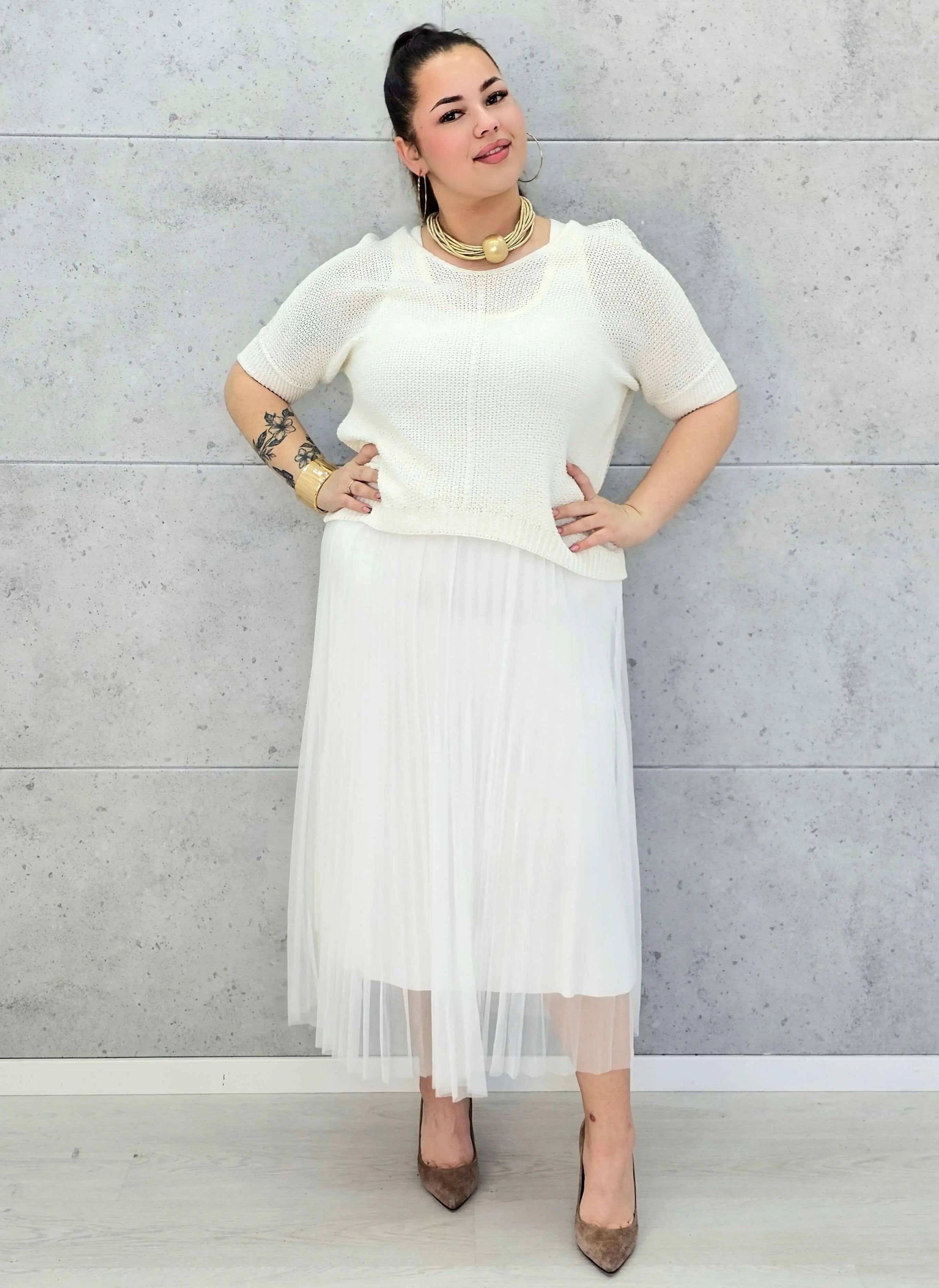 Sukienka plus size z lekką plisowaną spódnicą w eleganckiej bieli — Stylowa XL Stylowa XL