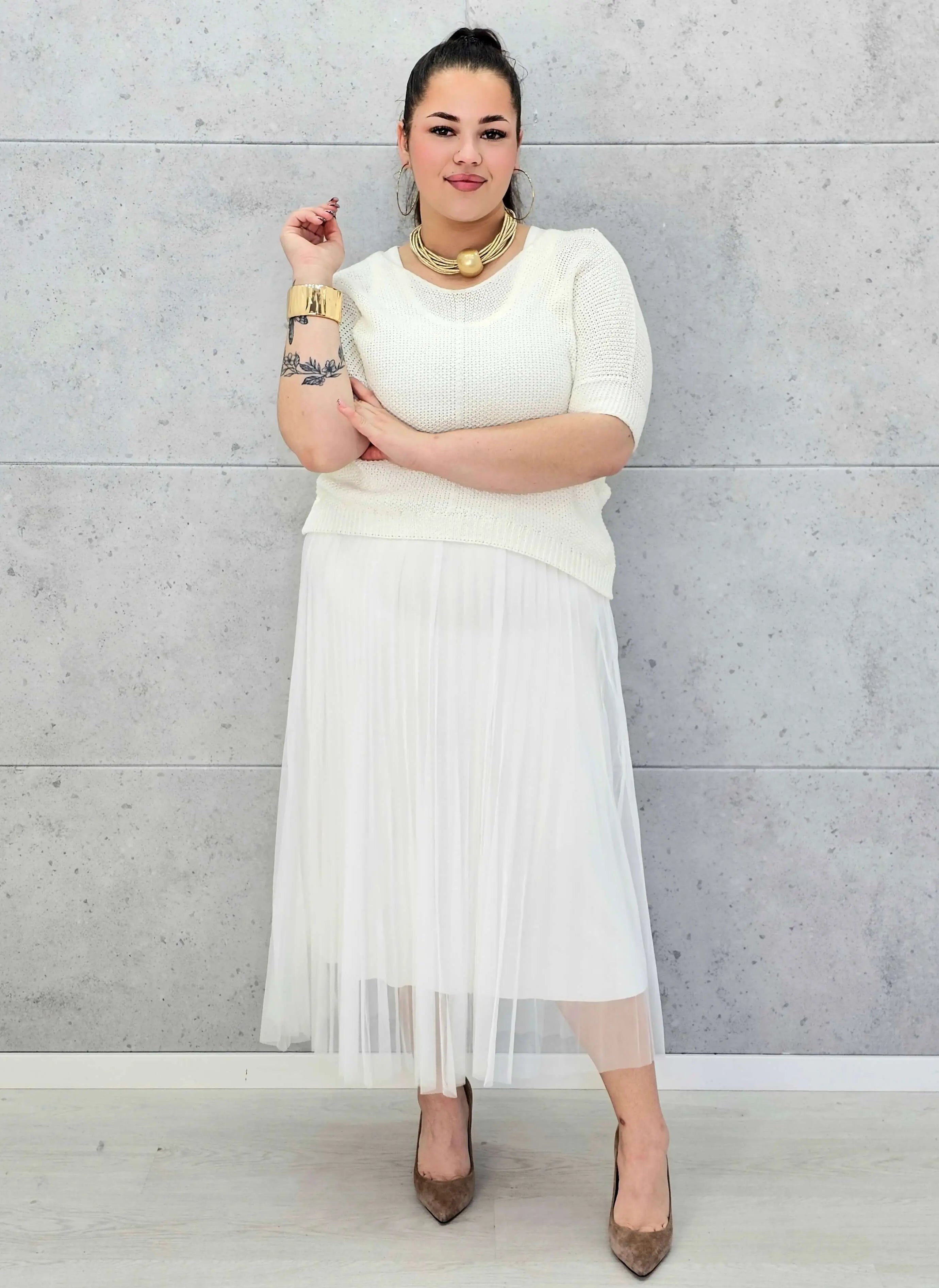 Sukienka plus size z lekką plisowaną spódnicą w eleganckiej bieli — Stylowa XL Stylowa XL