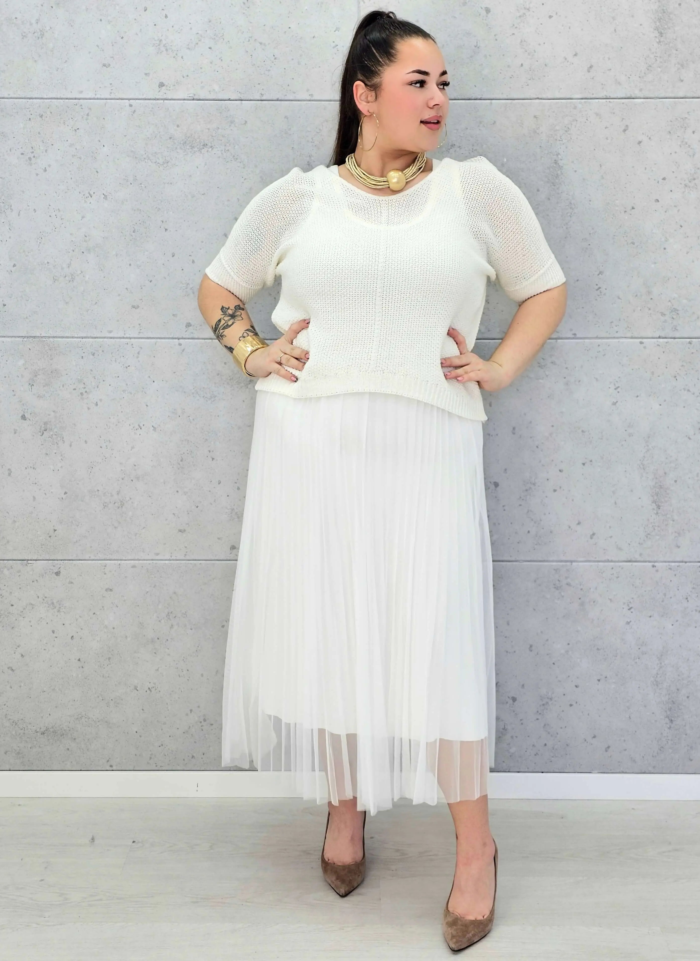 Sukienka plus size z lekką plisowaną spódnicą w eleganckiej bieli — Stylowa XL Stylowa XL