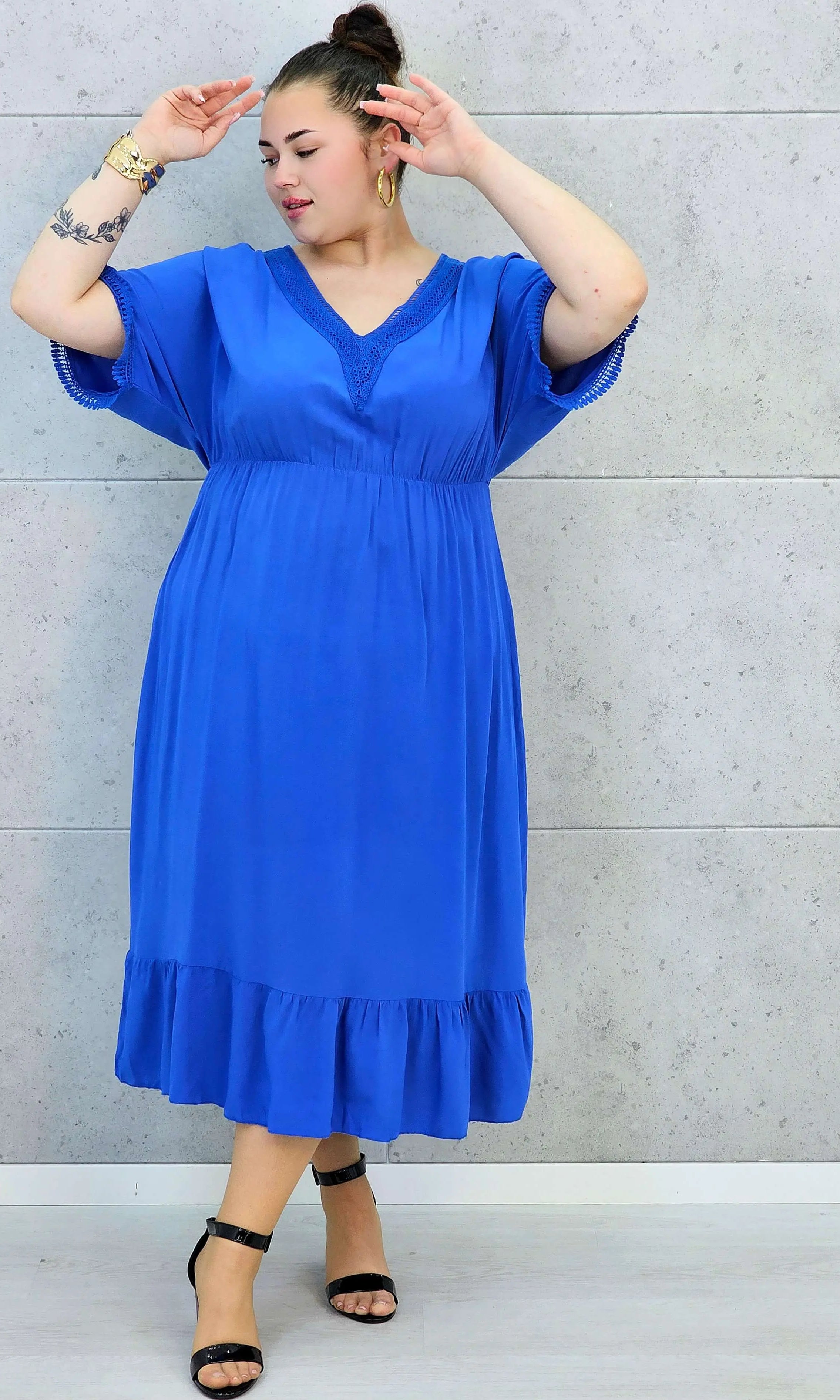 Sukienka plus size z lekkiej tkaniny – kobiecy fason dla sylwetki XXL Stylowa XL