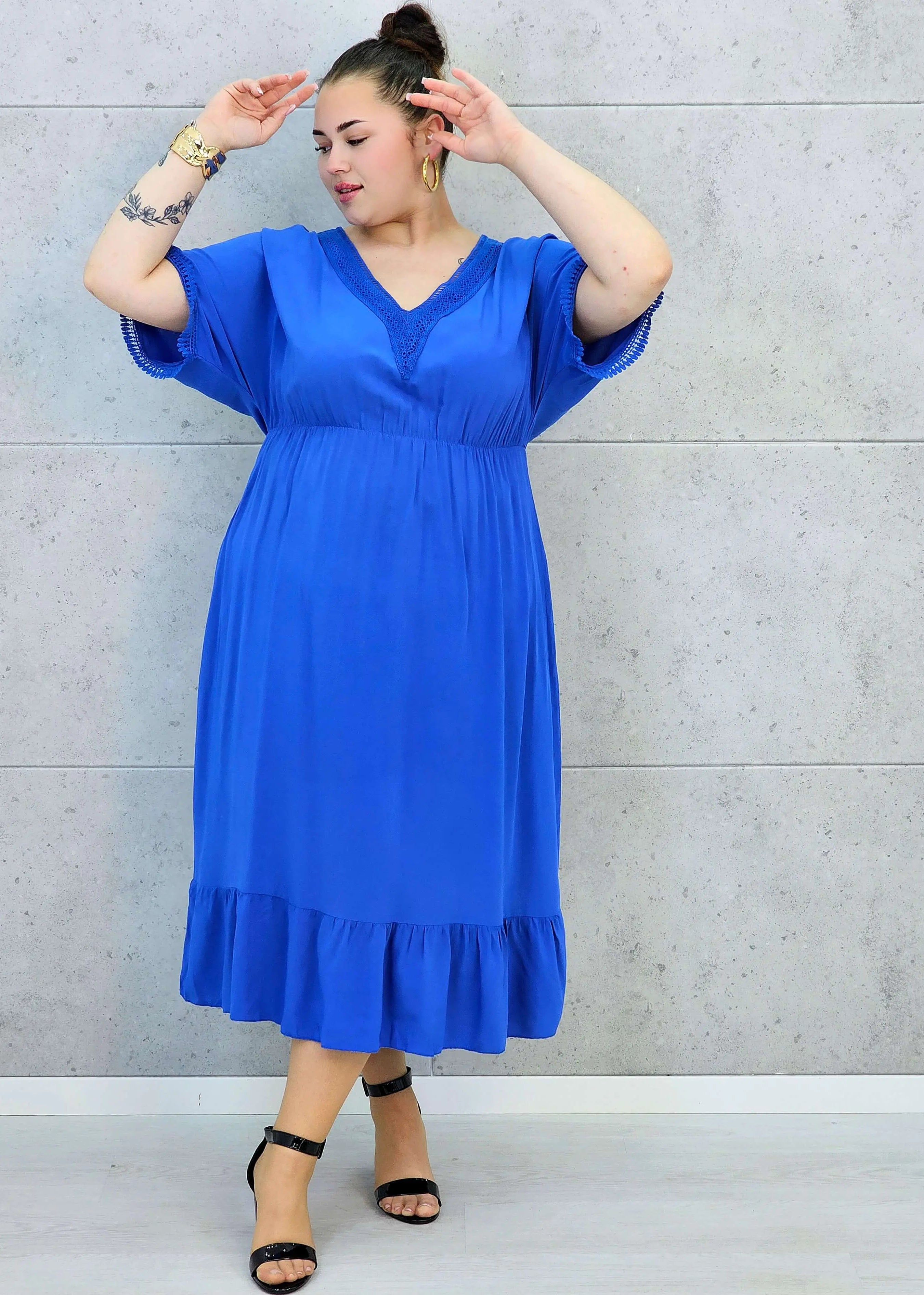 Sukienka plus size z lekkiej tkaniny – kobiecy fason dla sylwetki XXL Stylowa XL