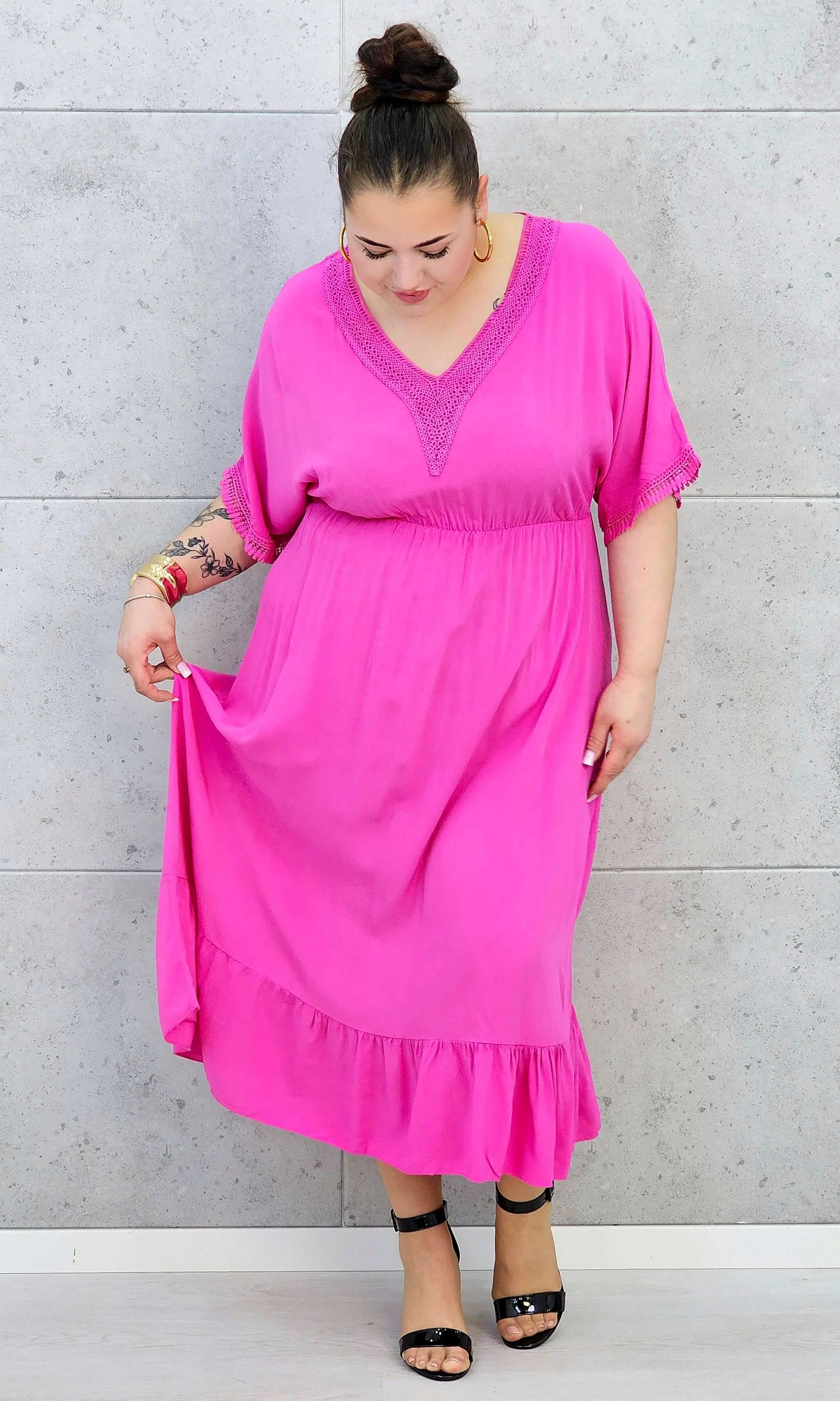 Sukienka plus size z lekkiej tkaniny – kobiecy fason dla sylwetki XXL Stylowa XL