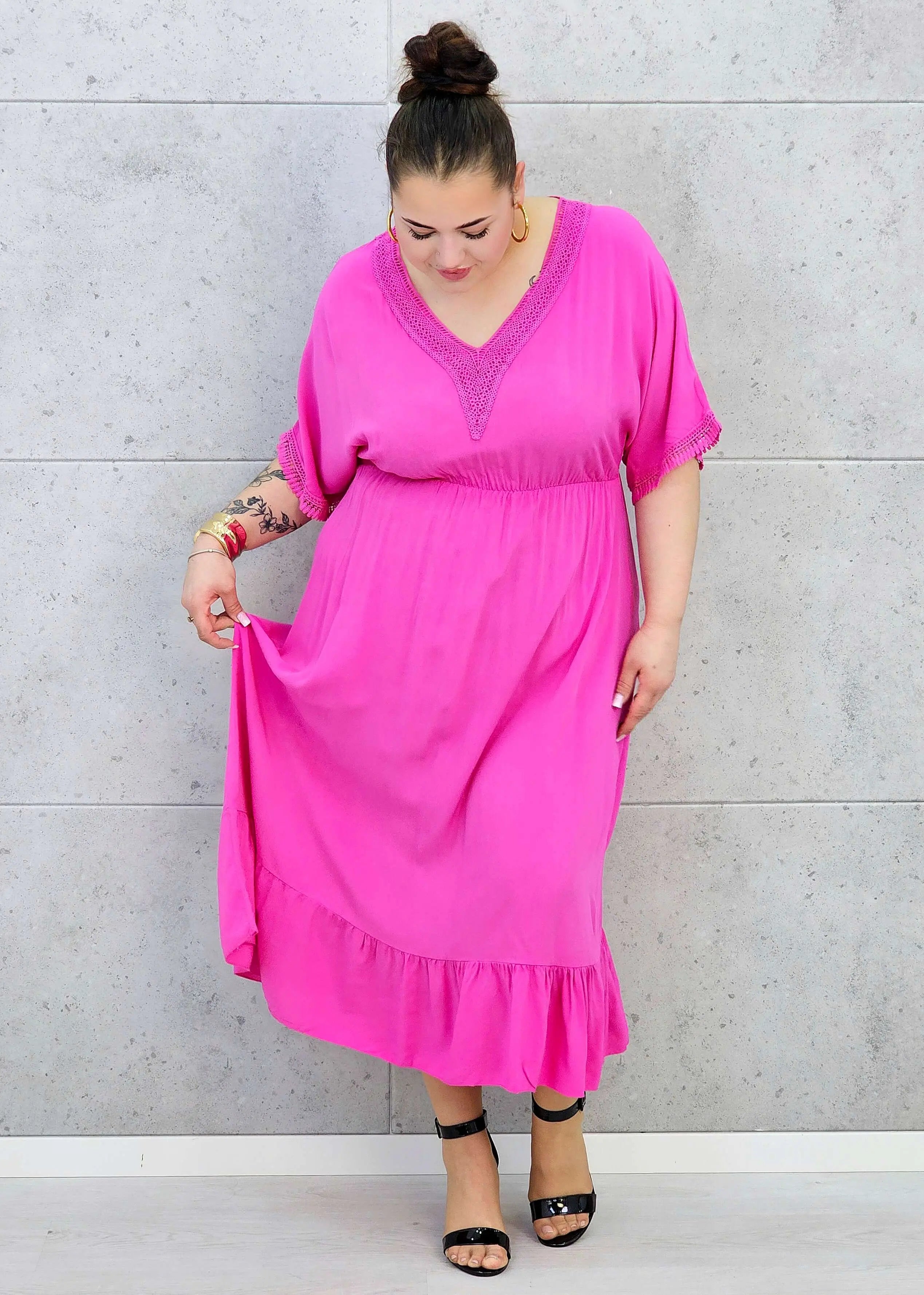 Sukienka plus size z lekkiej tkaniny – kobiecy fason dla sylwetki XXL Stylowa XL