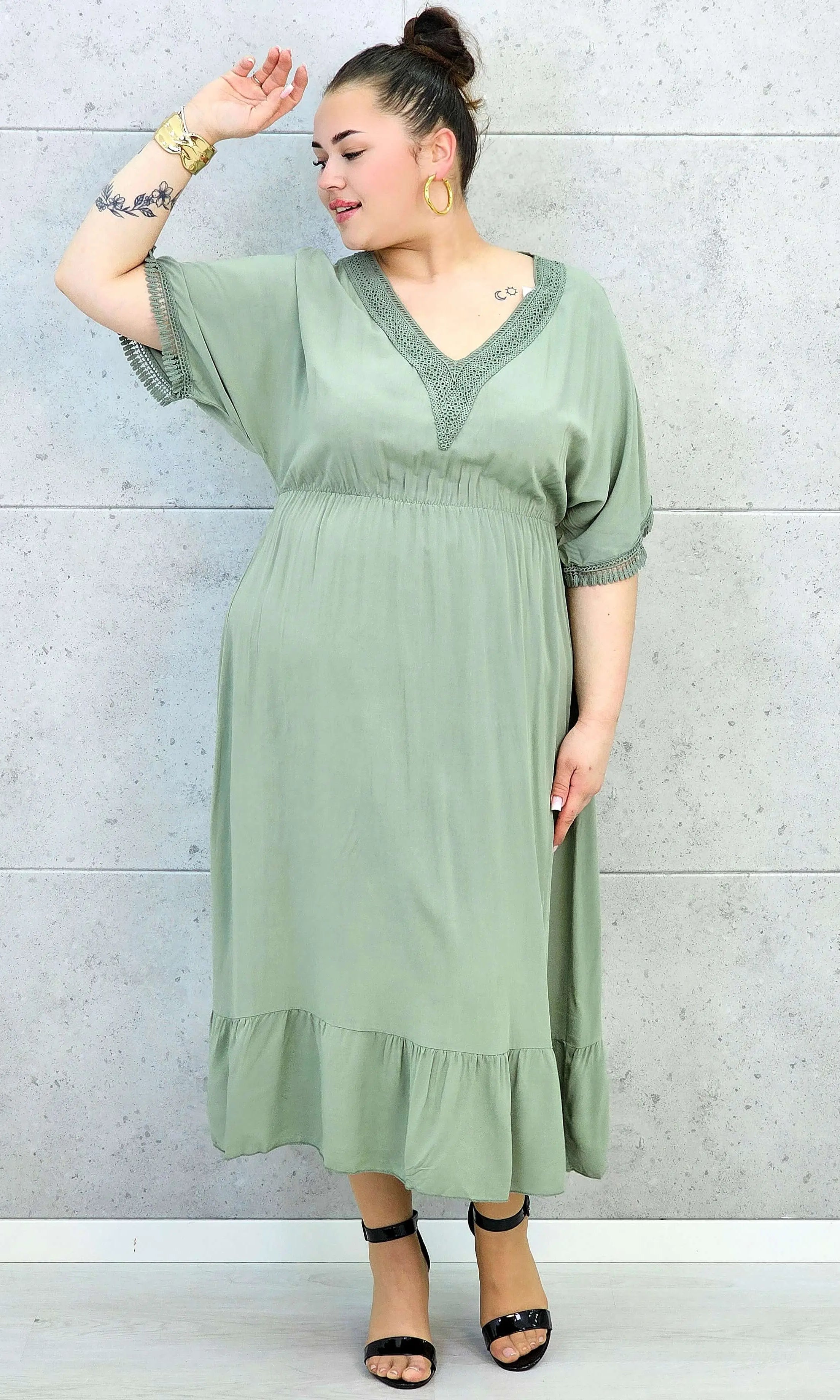 Sukienka plus size z lekkiej tkaniny – kobiecy fason dla sylwetki XXL Stylowa XL