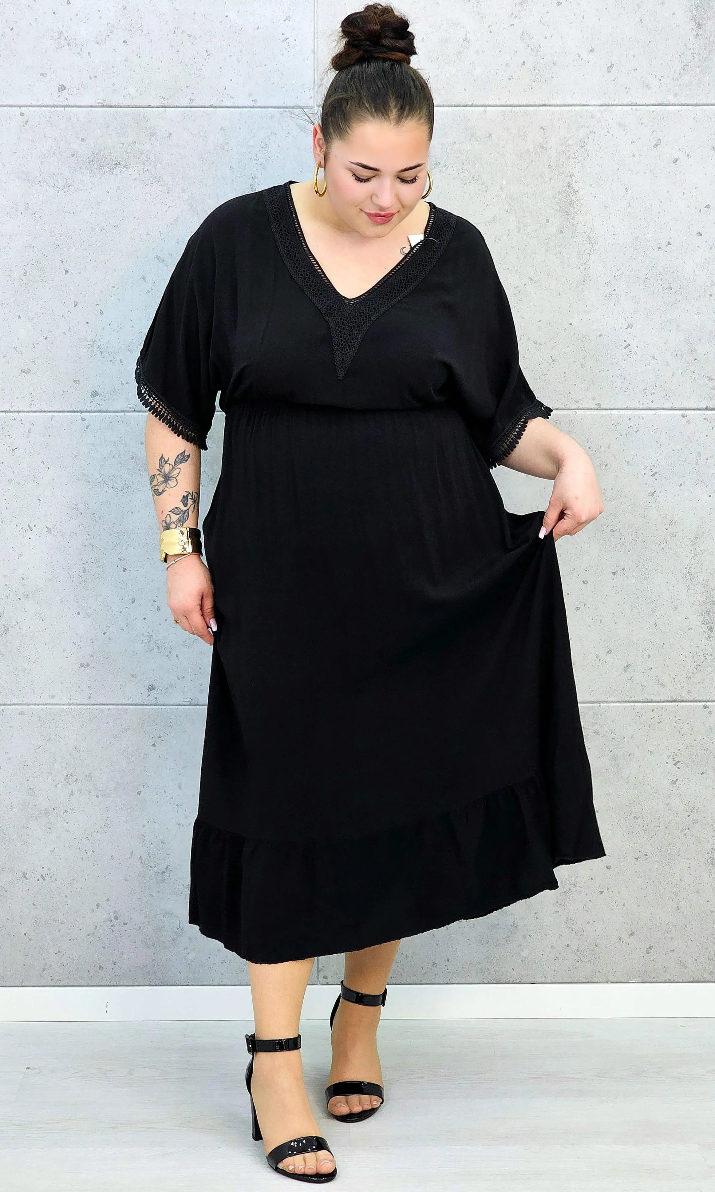 Sukienka plus size z lekkiej tkaniny – kobiecy fason dla sylwetki XXL Stylowa XL