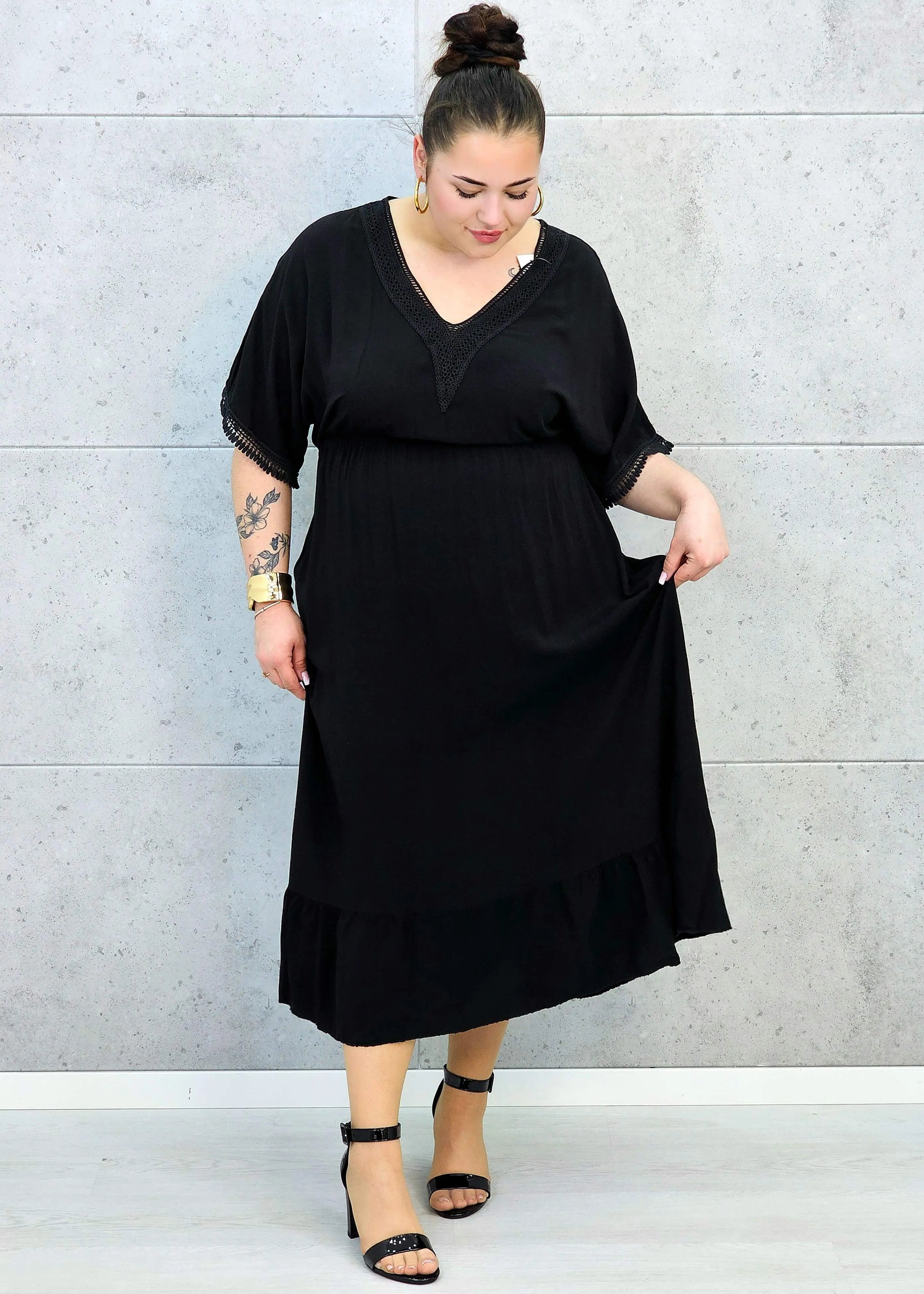 Sukienka plus size z lekkiej tkaniny – kobiecy fason dla sylwetki XXL Stylowa XL