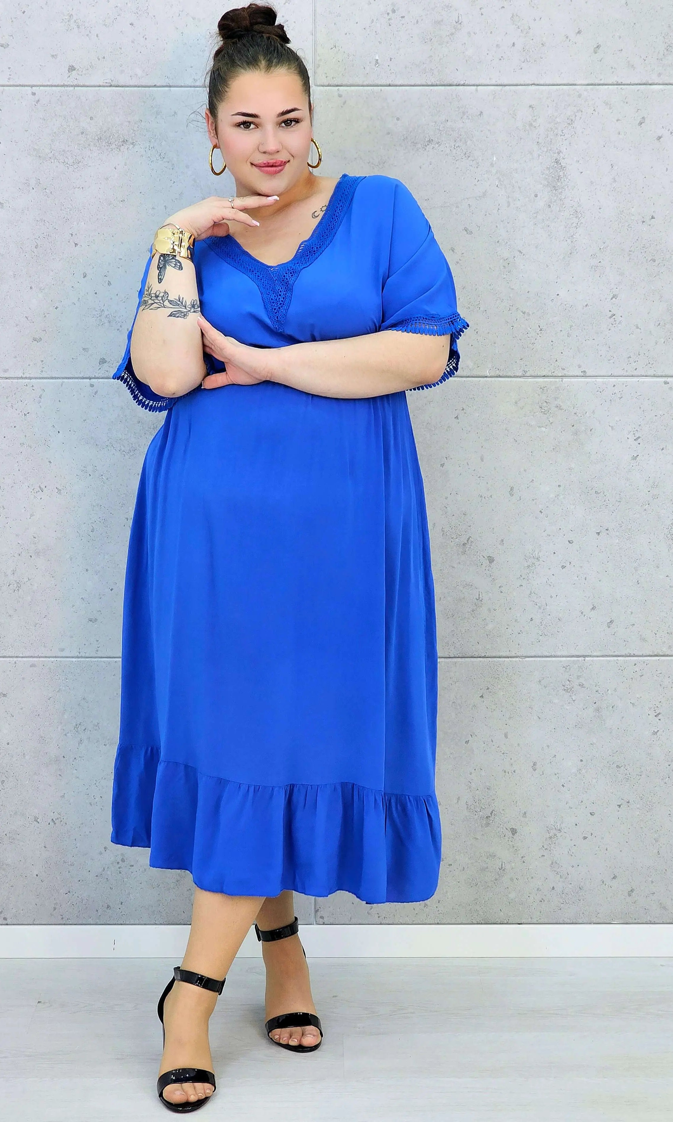 Sukienka plus size z lekkiej tkaniny – kobiecy fason dla sylwetki XXL Stylowa XL