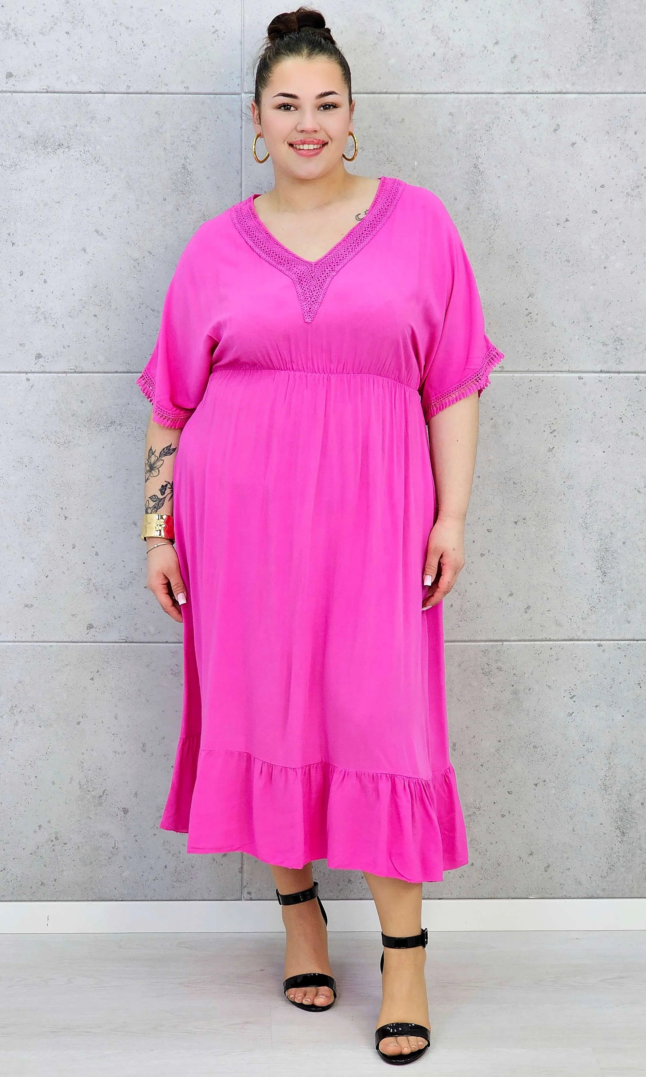 Sukienka plus size z lekkiej tkaniny – kobiecy fason dla sylwetki XXL Stylowa XL