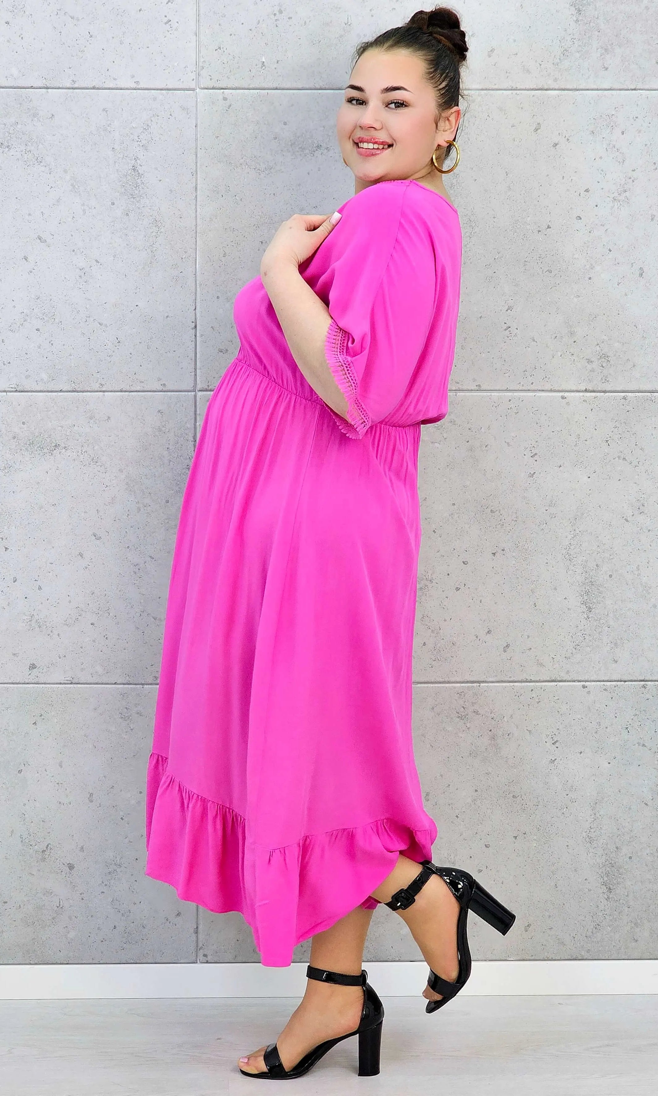 Sukienka plus size z lekkiej tkaniny – kobiecy fason dla sylwetki XXL Stylowa XL