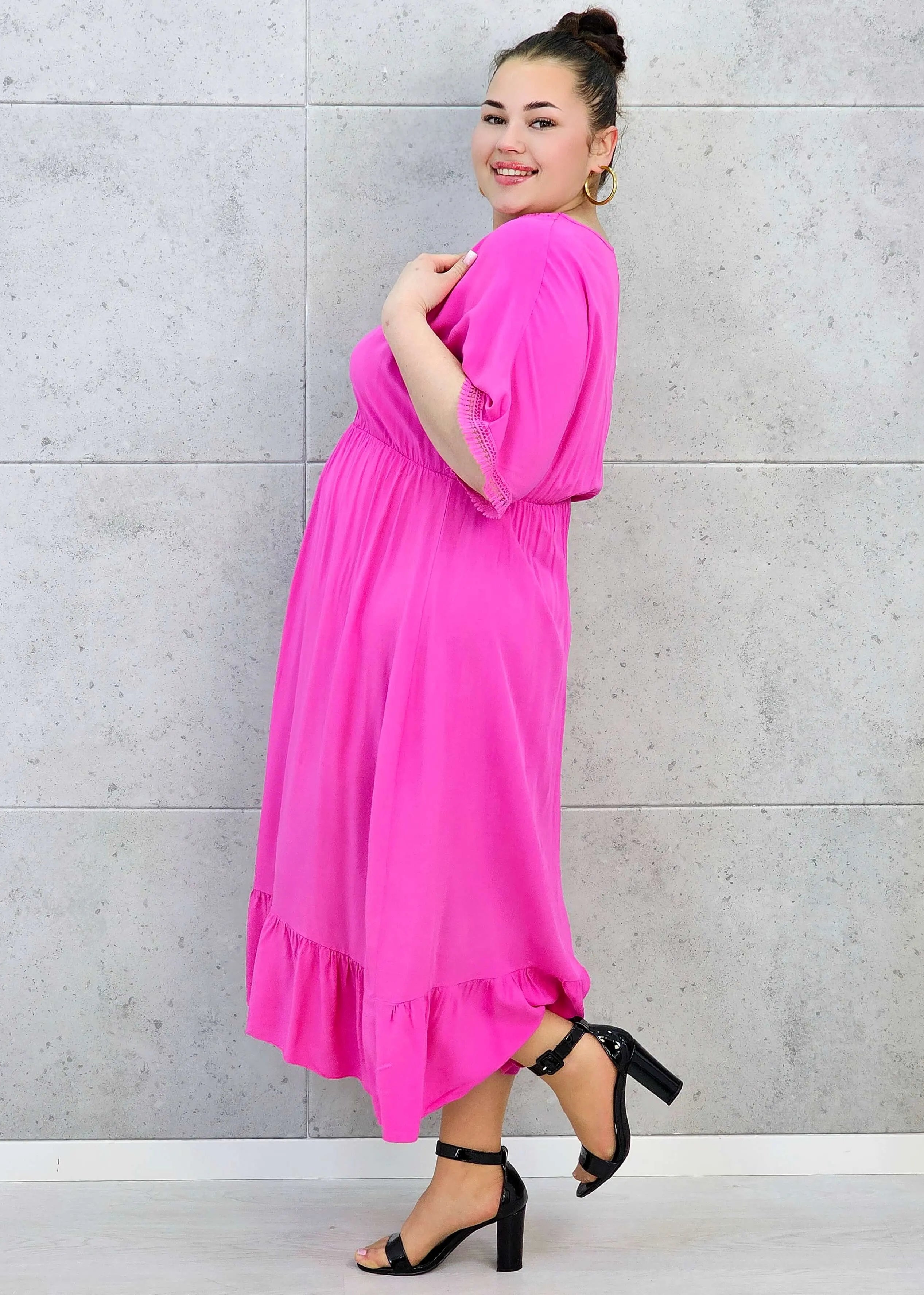 Sukienka plus size z lekkiej tkaniny – kobiecy fason dla sylwetki XXL Stylowa XL