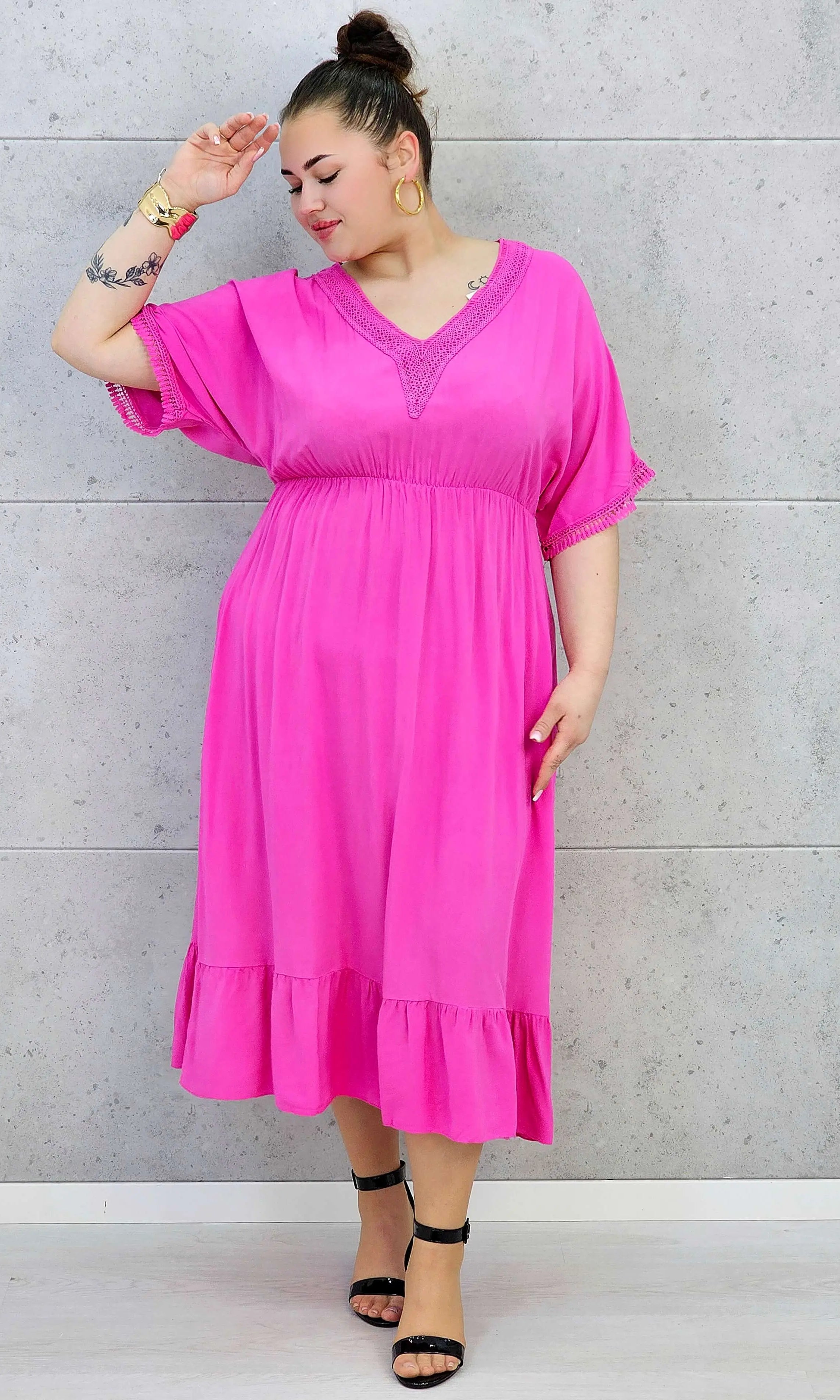 Sukienka plus size z lekkiej tkaniny – kobiecy fason dla sylwetki XXL Stylowa XL