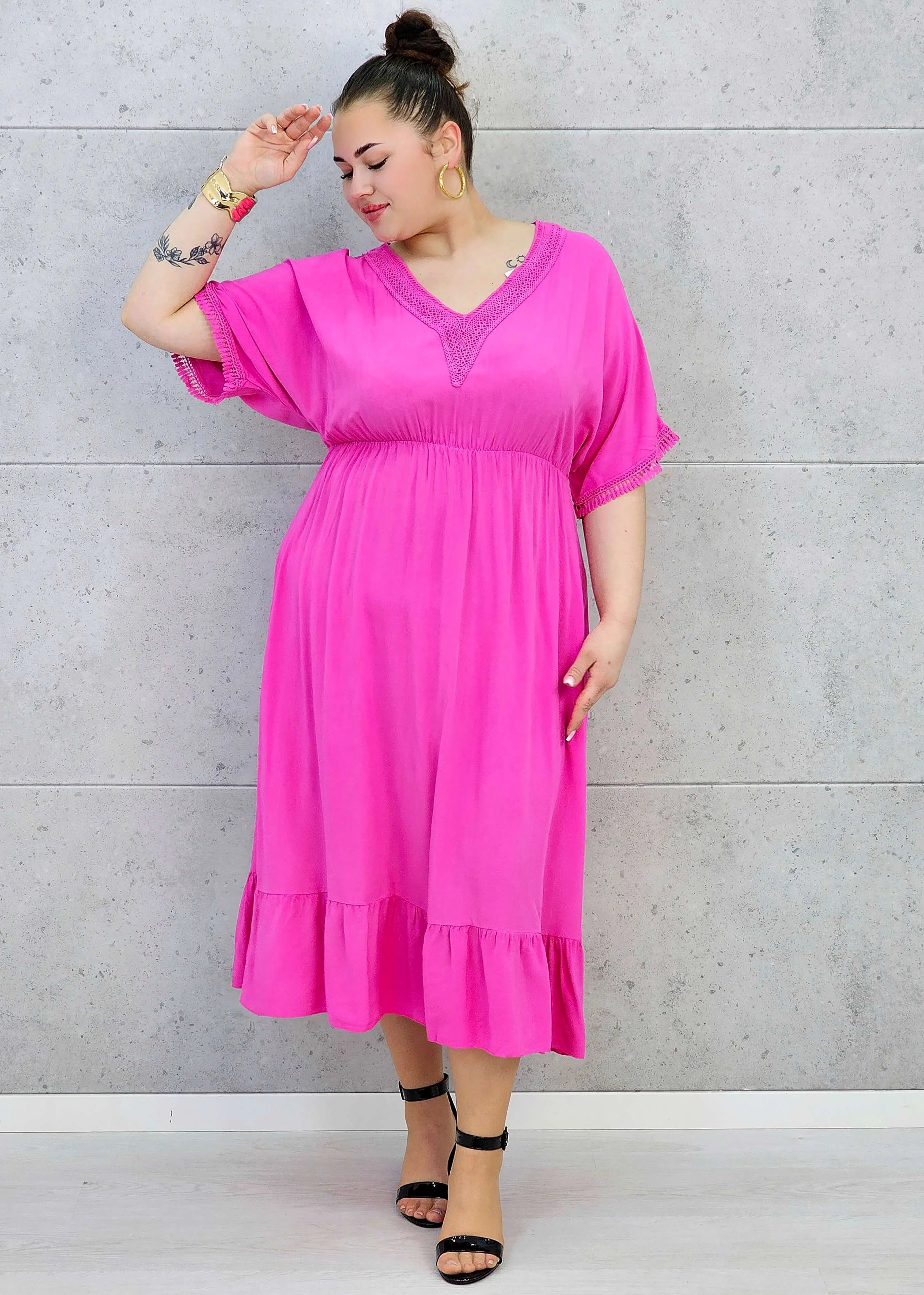 Sukienka plus size z lekkiej tkaniny – kobiecy fason dla sylwetki XXL Stylowa XL