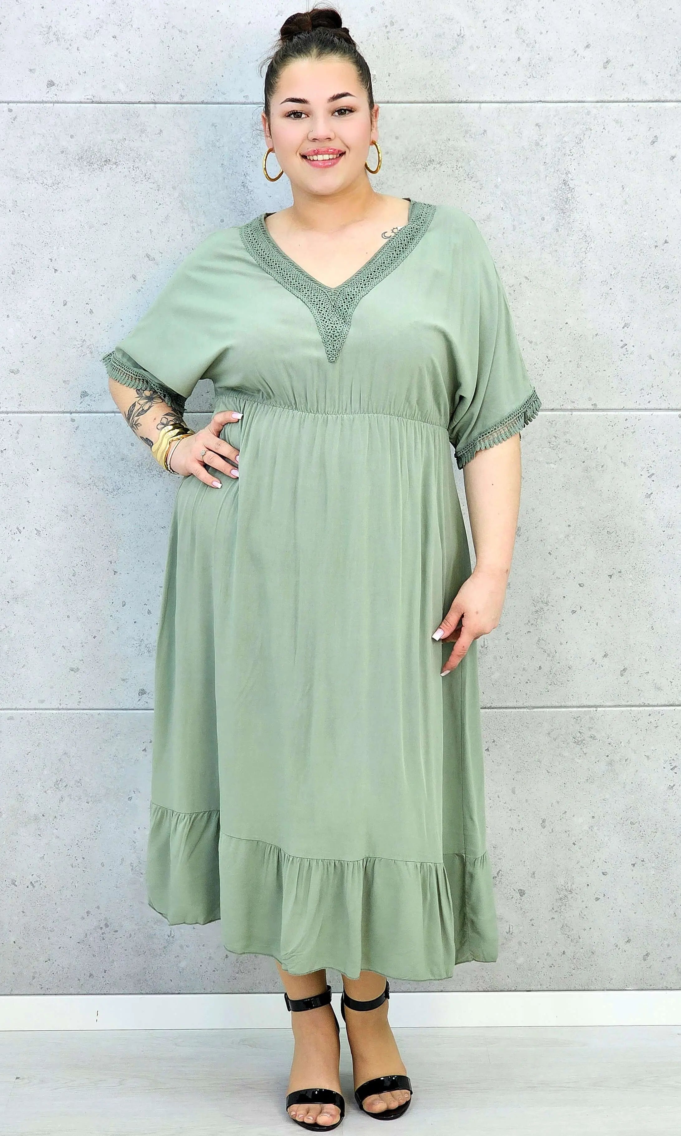 Sukienka plus size z lekkiej tkaniny – kobiecy fason dla sylwetki XXL Stylowa XL