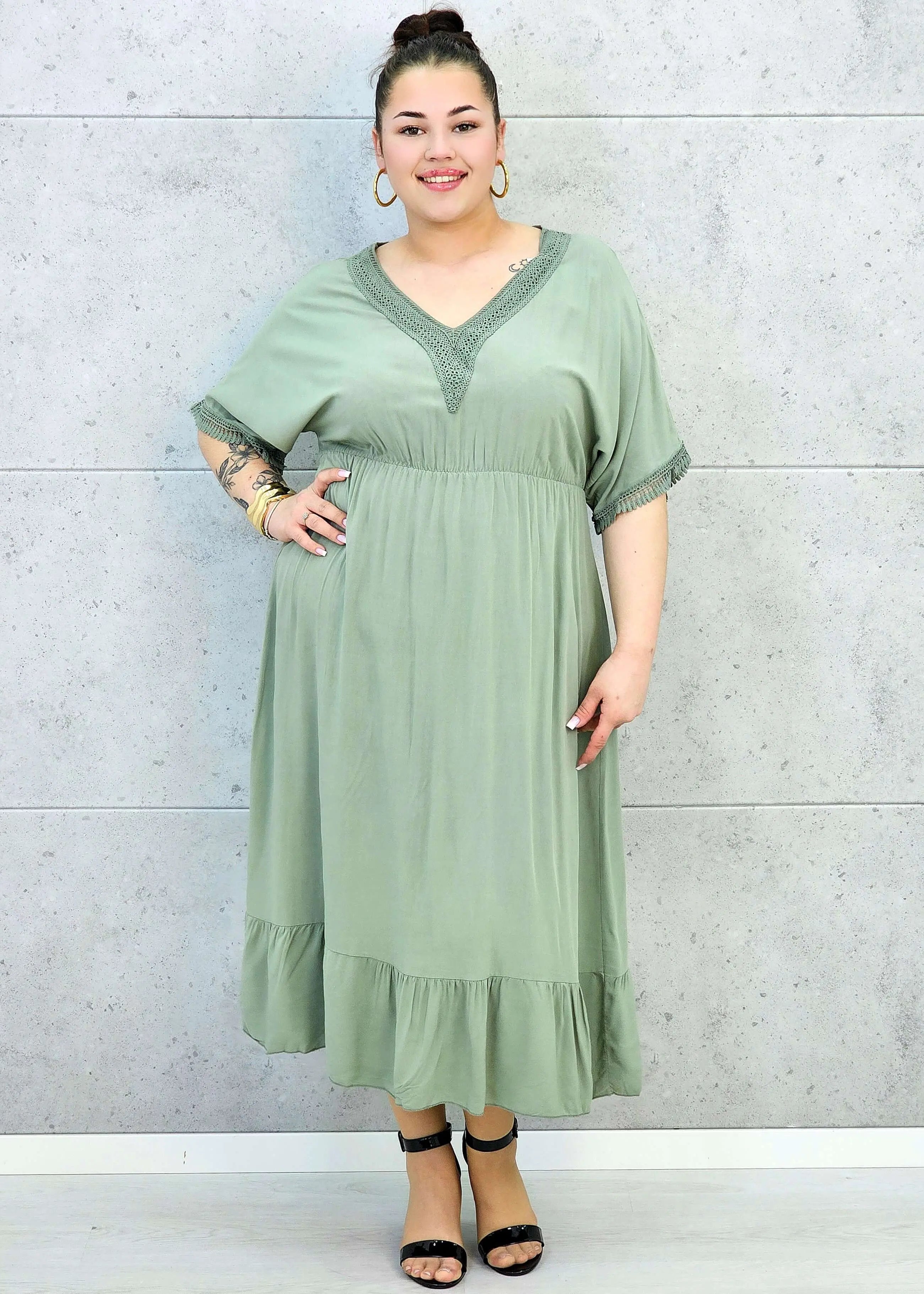 Sukienka plus size z lekkiej tkaniny – kobiecy fason dla sylwetki XXL Stylowa XL