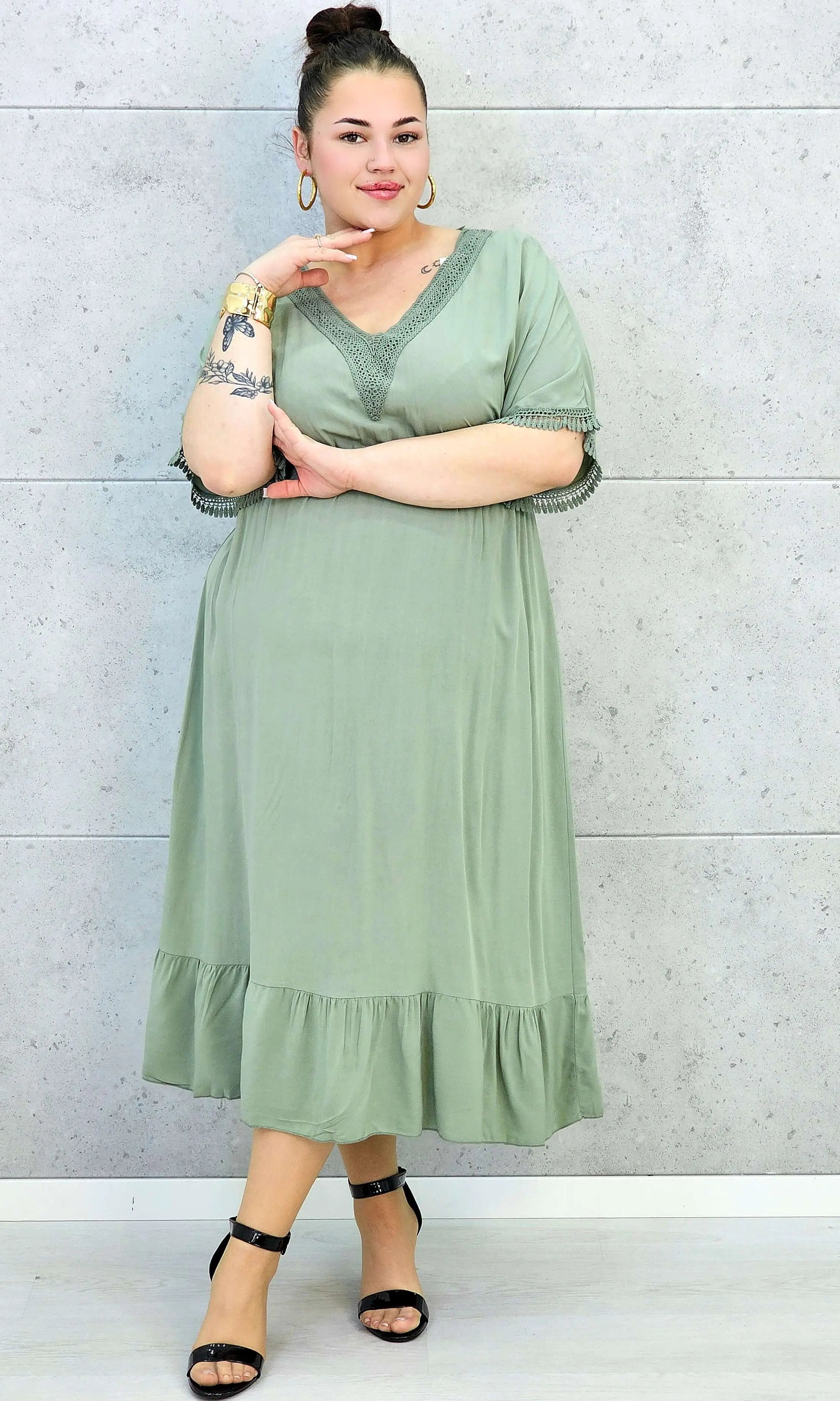 Sukienka plus size z lekkiej tkaniny – kobiecy fason dla sylwetki XXL Stylowa XL