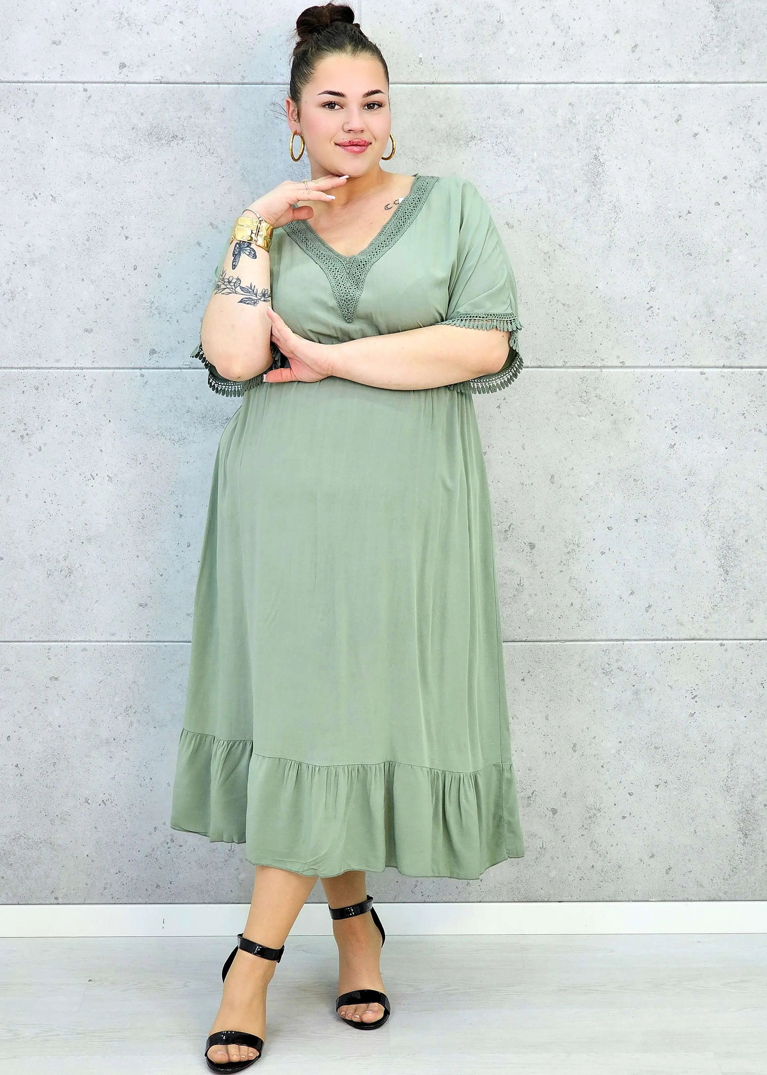 Sukienka plus size z lekkiej tkaniny – kobiecy fason dla sylwetki XXL Stylowa XL