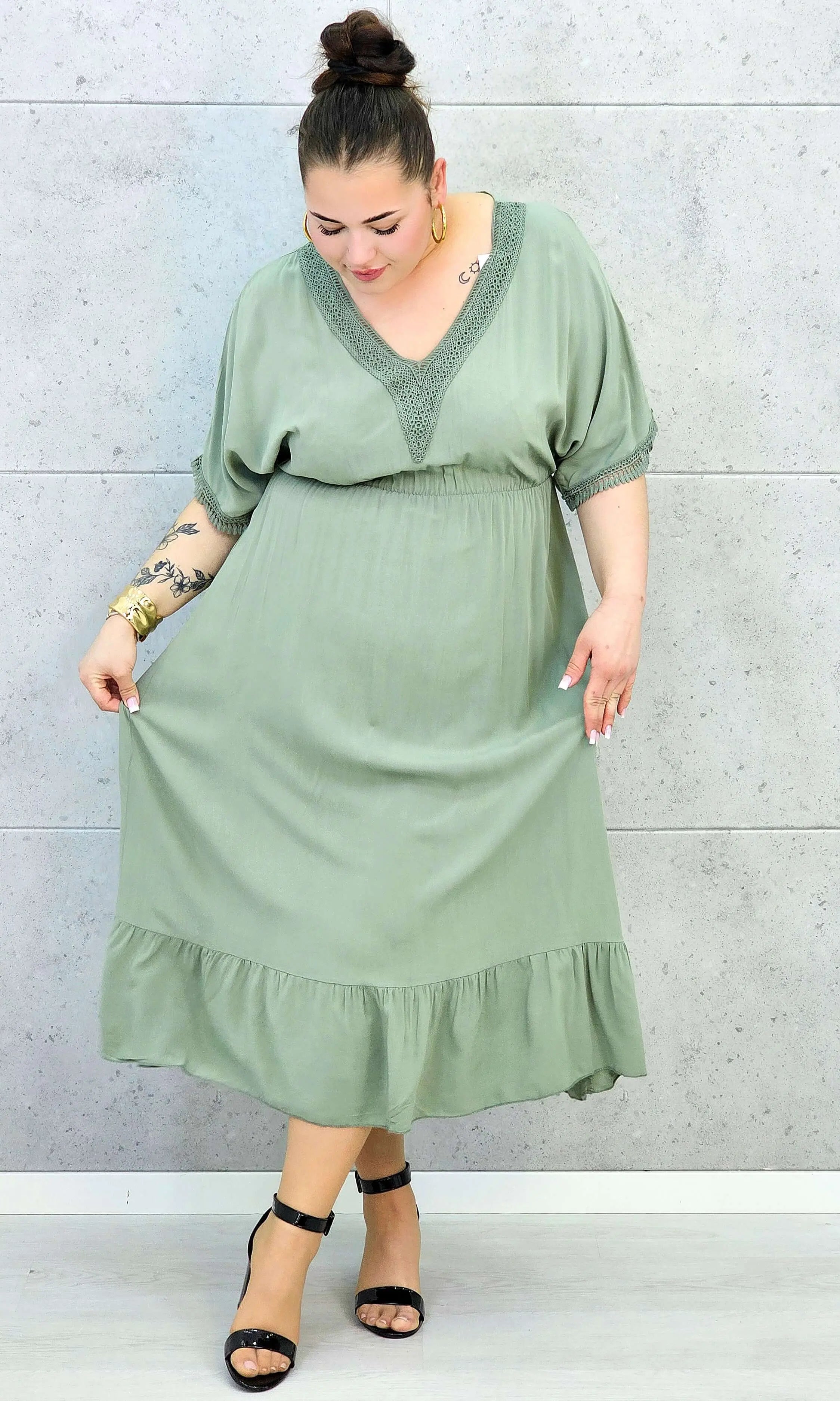 Sukienka plus size z lekkiej tkaniny – kobiecy fason dla sylwetki XXL Stylowa XL