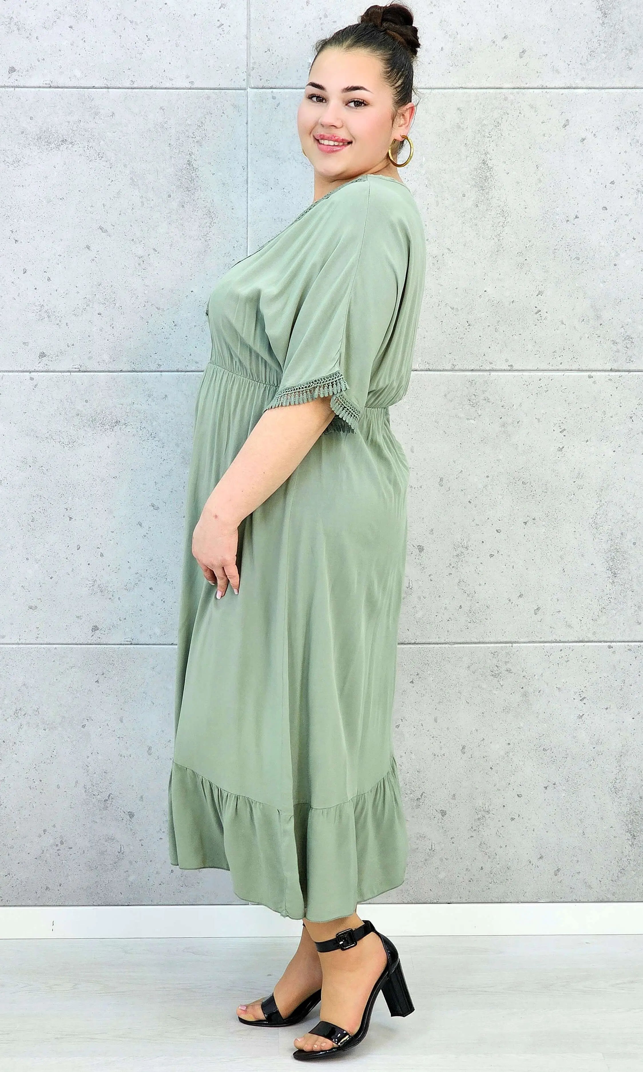 Sukienka plus size z lekkiej tkaniny – kobiecy fason dla sylwetki XXL Stylowa XL