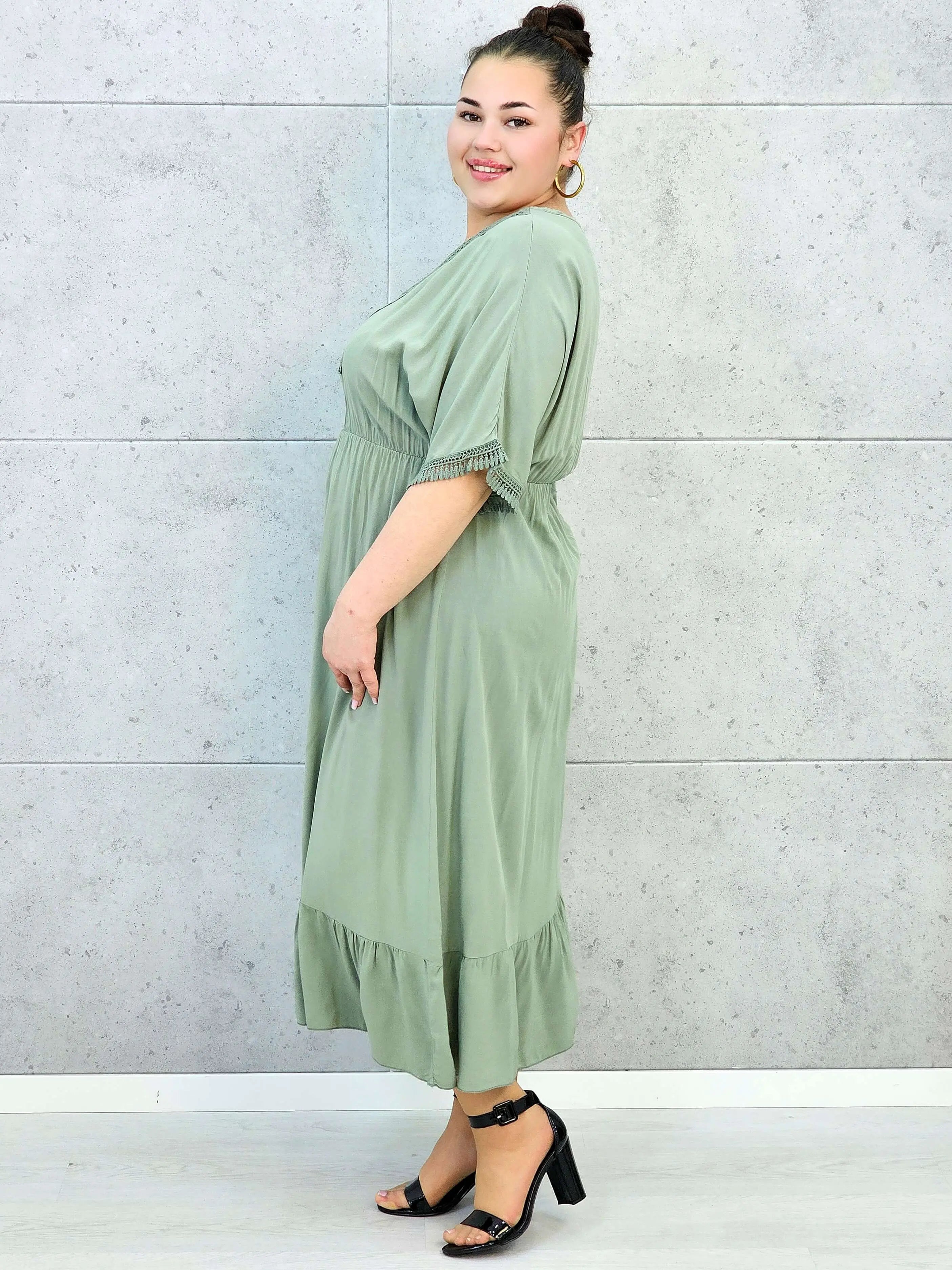 Sukienka plus size z lekkiej tkaniny – kobiecy fason dla sylwetki XXL Stylowa XL