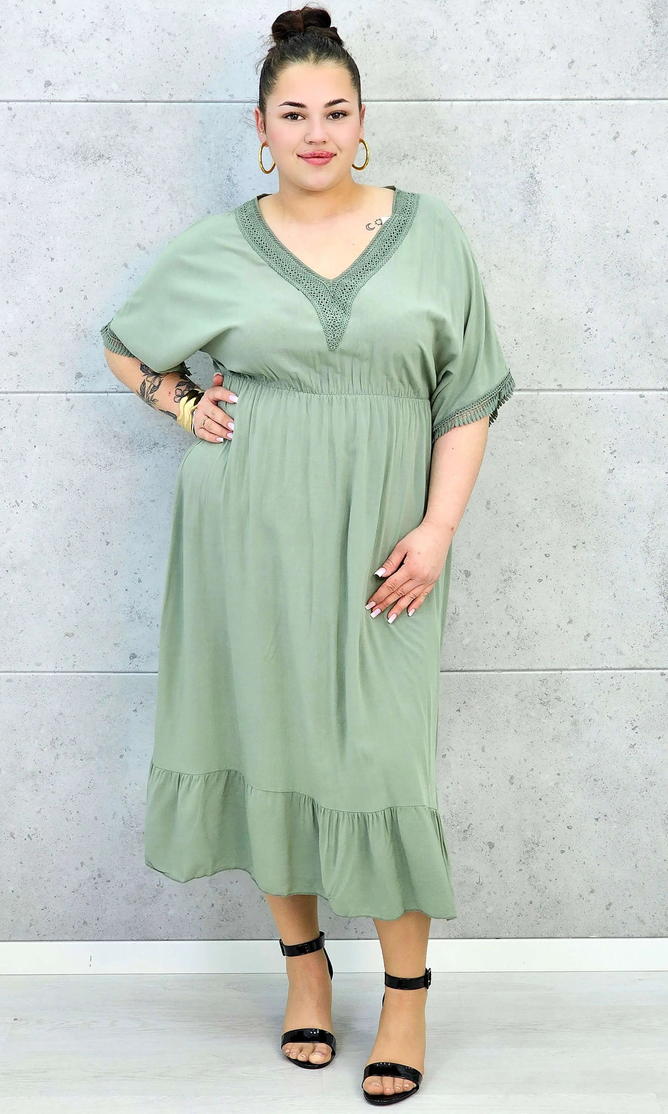 Sukienka plus size z lekkiej tkaniny – kobiecy fason dla sylwetki XXL Stylowa XL